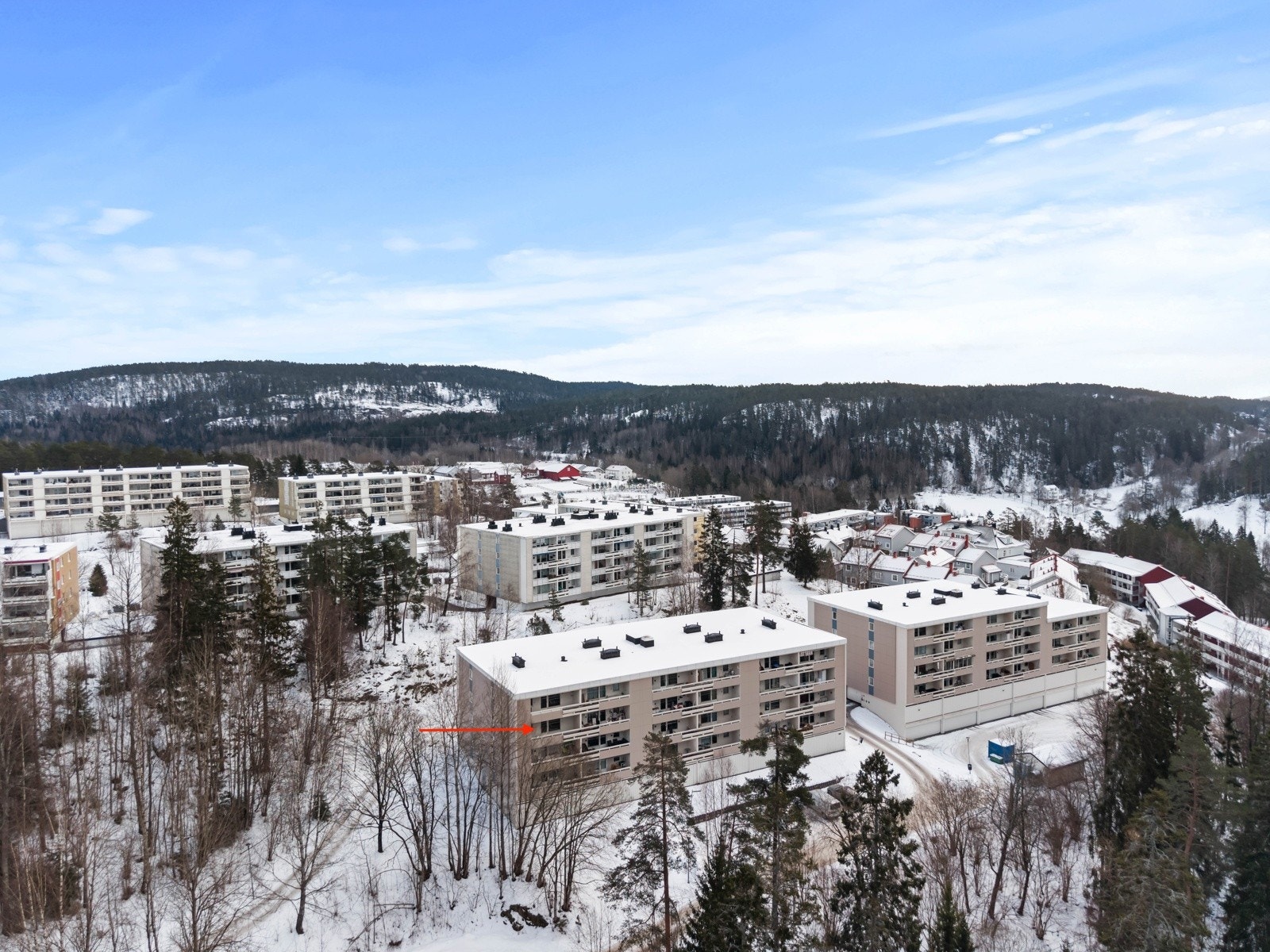 Boligen ligger i et naturskjønt og trafikkskjermet bomiljø på Skullerud i bydel Østensjø, med umiddelbar nærhet til Østmarka og store grøntområder. Galleribilde