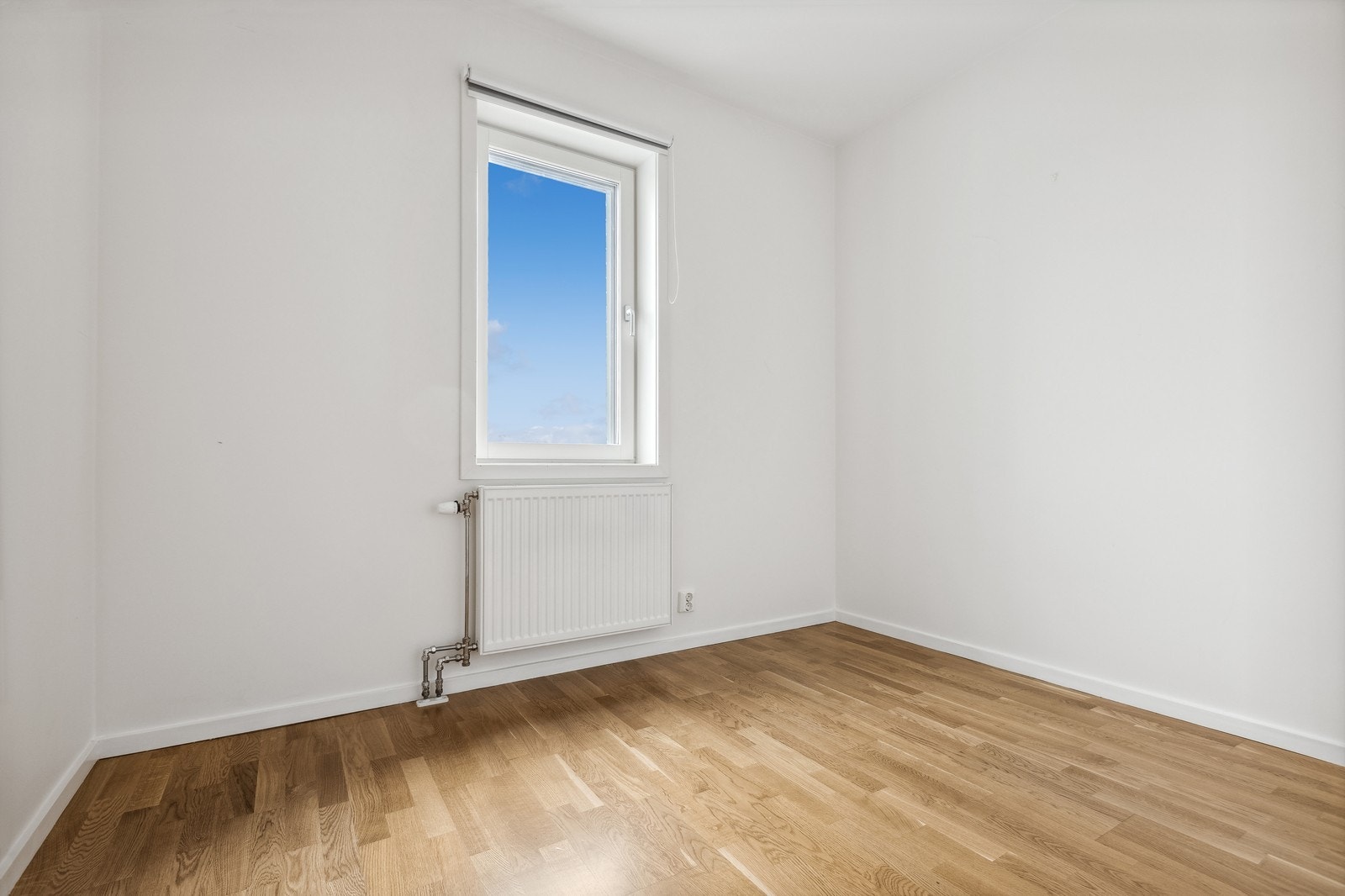 Flott soverom med en seng, garderobeskap og kommode. Galleribilde