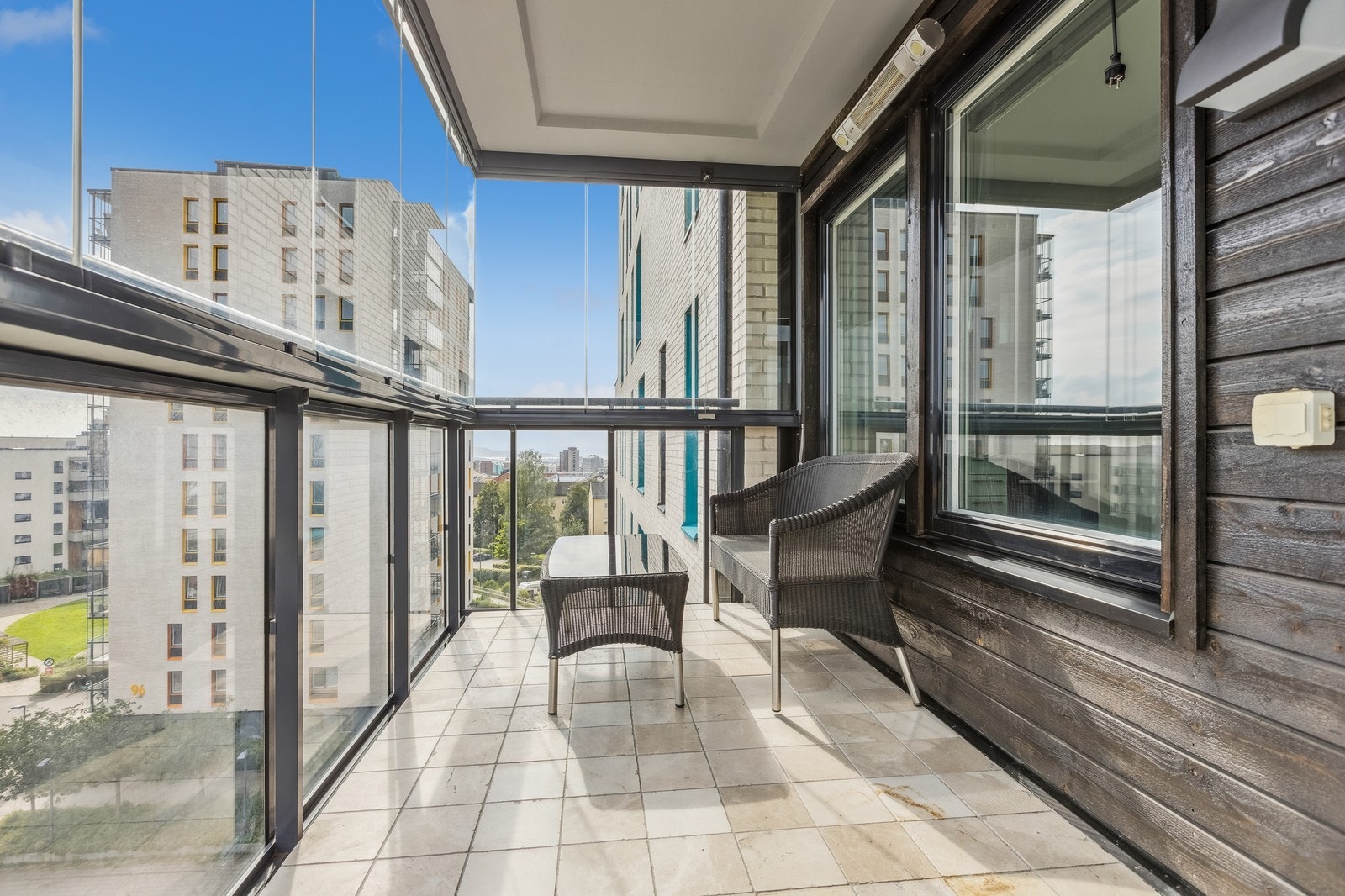 Fra kjøkkenet er det utgang til en romslig og innglasset balkong med gode møbleringsmuligheter. Galleribilde