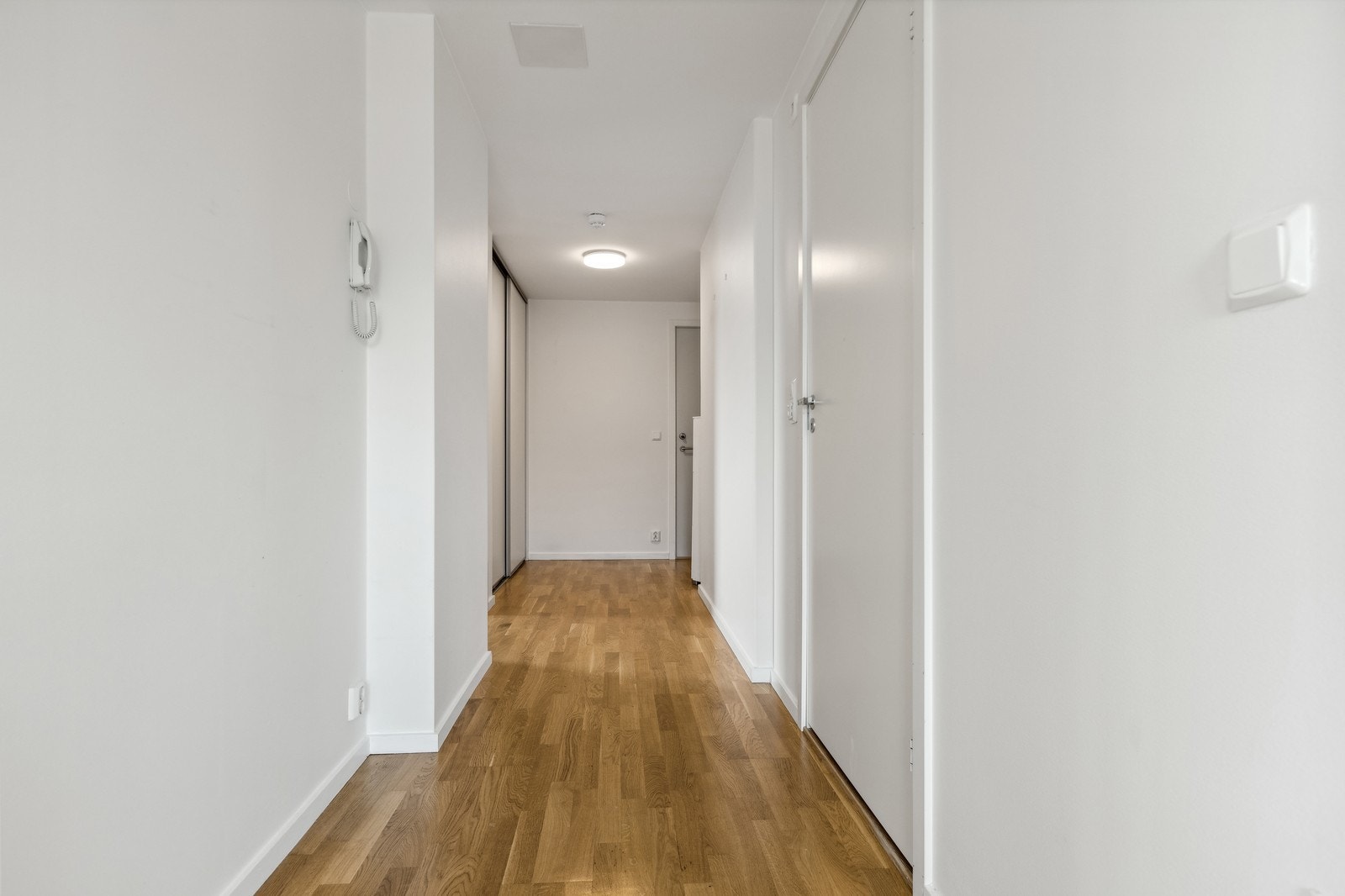 Romslig entré med skyvedørsgarderobeskap med gode oppbevaringsmuligheter. Galleribilde