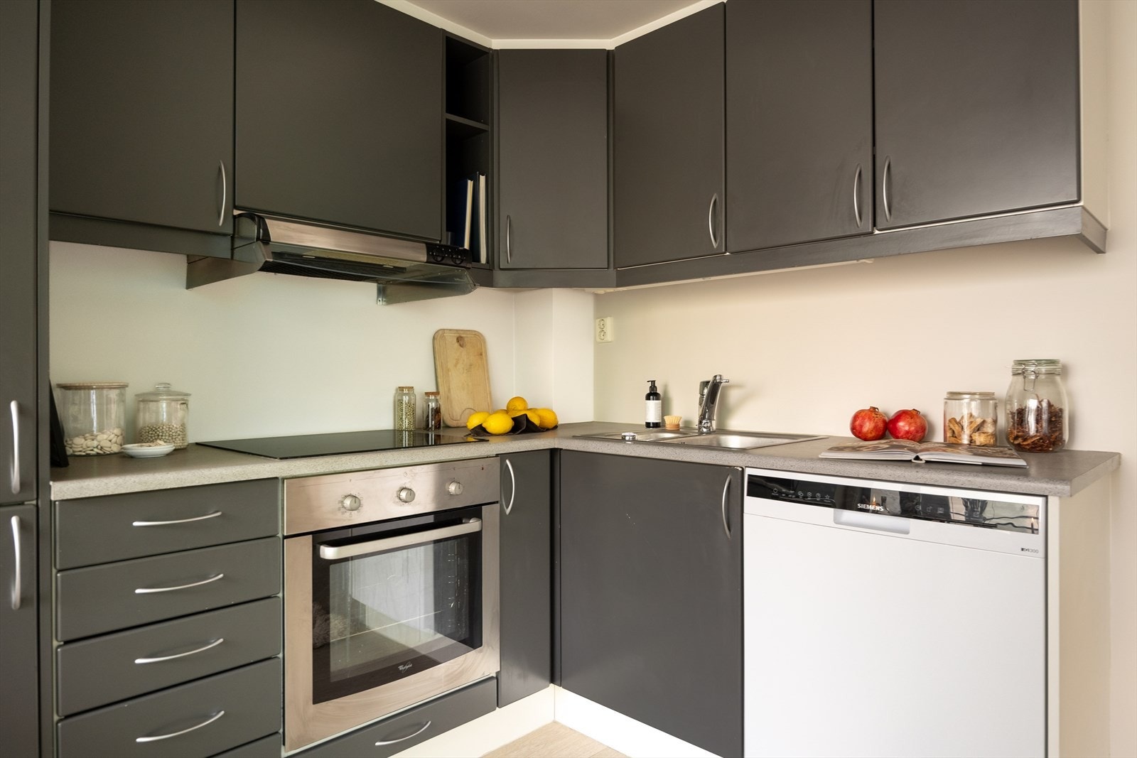 Induksjonstopp, stekeovn og kjøl/frys er integrert i innredningen Galleribilde