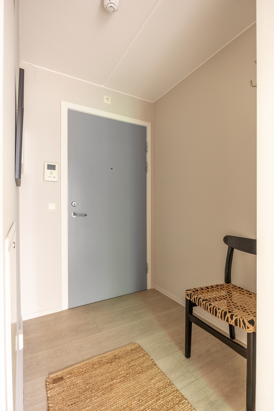 Entre med plass til å henge fra seg yttertøy og sette fra seg sko Galleribilde