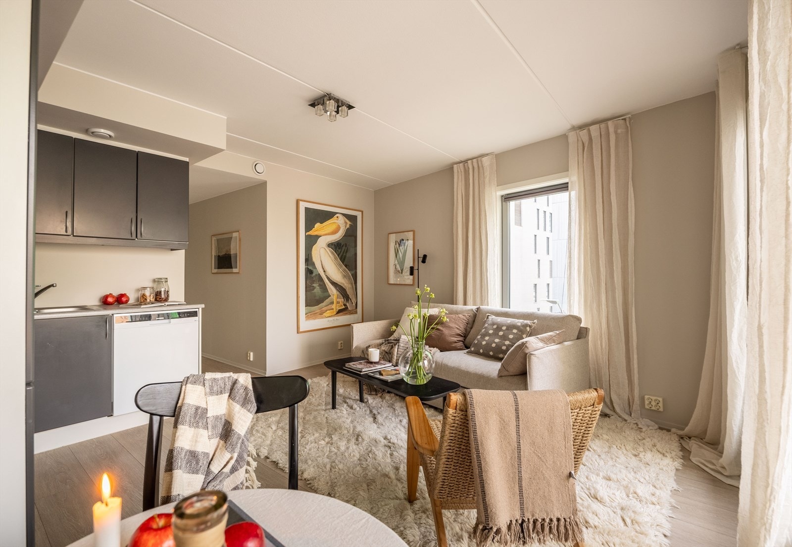 I 2026 ble vegg- og himlingsoverflater, samt listverk malt i nøytrale og pene fargetoner Galleribilde