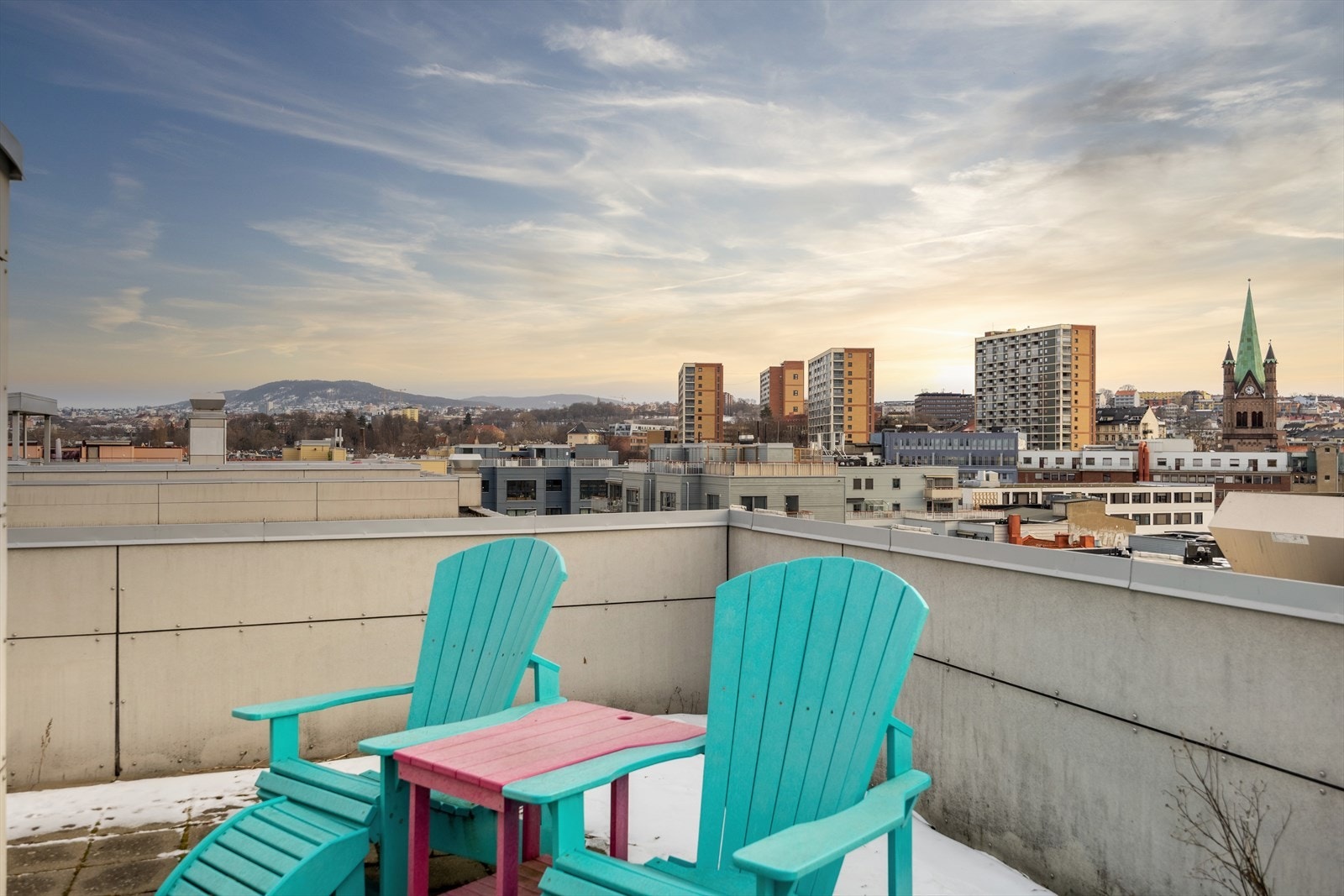 Her kan du nyte solen fra morgen til kveld og fantastisk utsikt Galleribilde