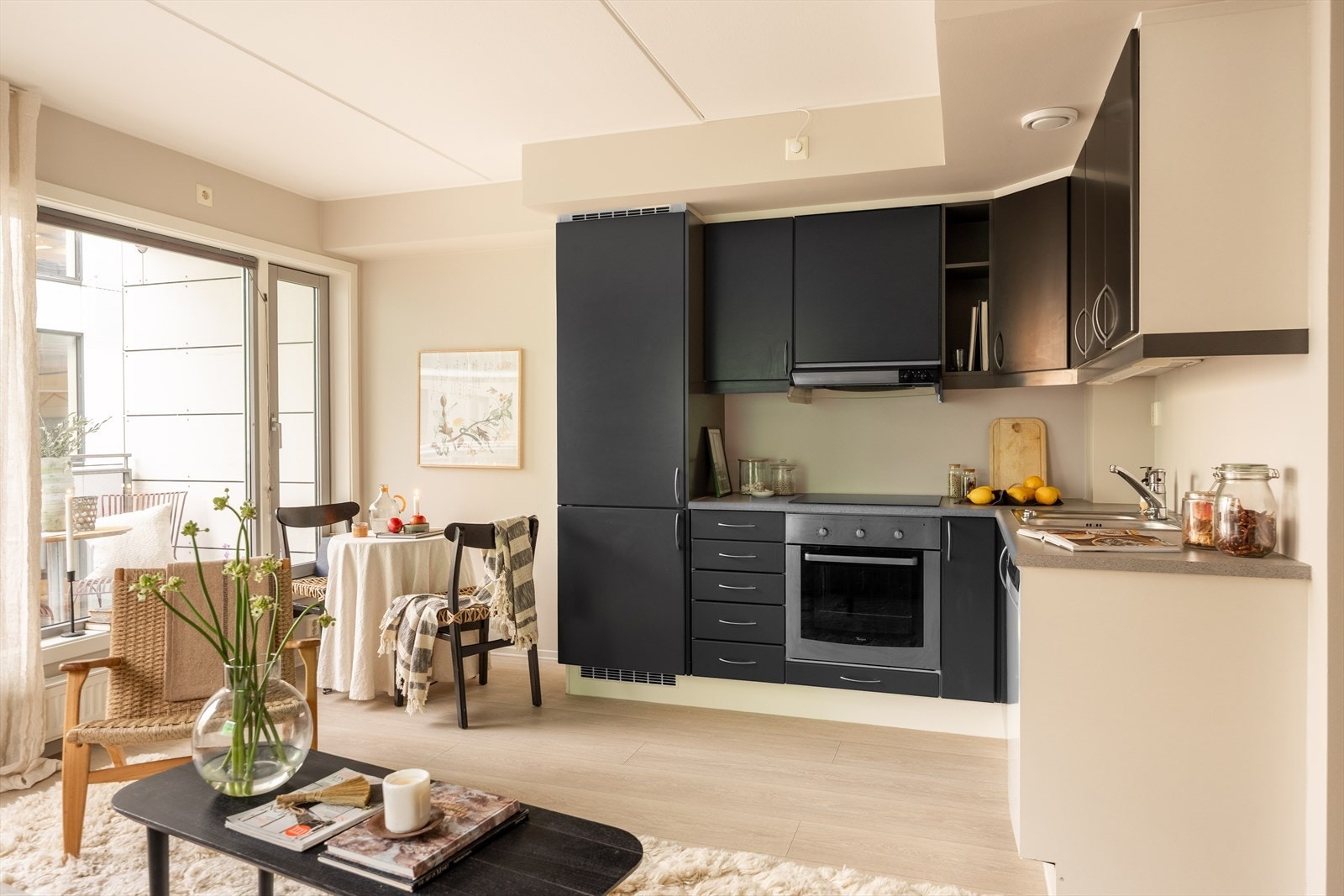 Kjøkkeninnredning med glatte fronter og laminat benkeplate Galleribilde