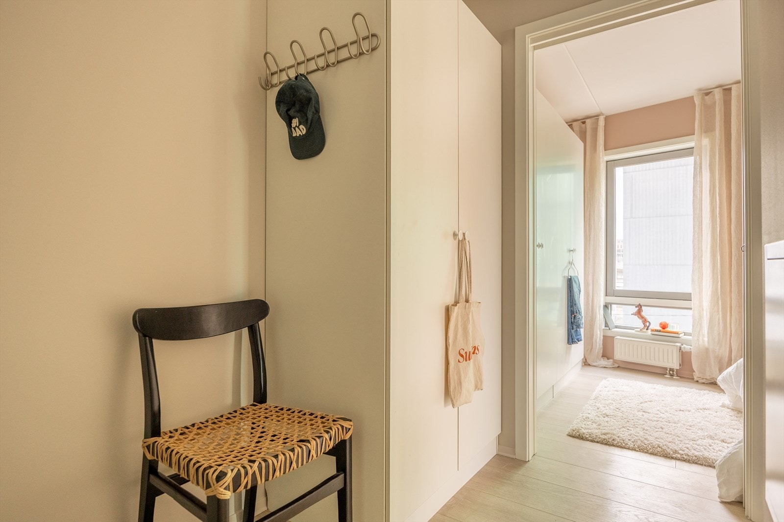 Boligen byr på ett romslig soverom med adkomst fra entrè Galleribilde