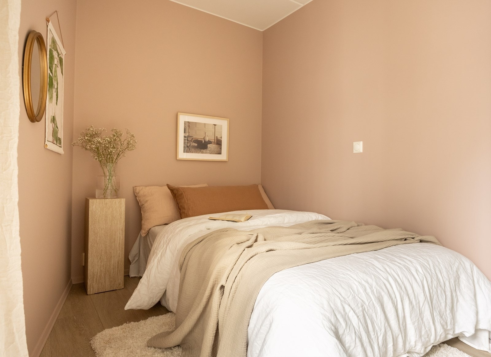 Her har du plass til dobbeltseng, nattbord og garderobeløsning Galleribilde