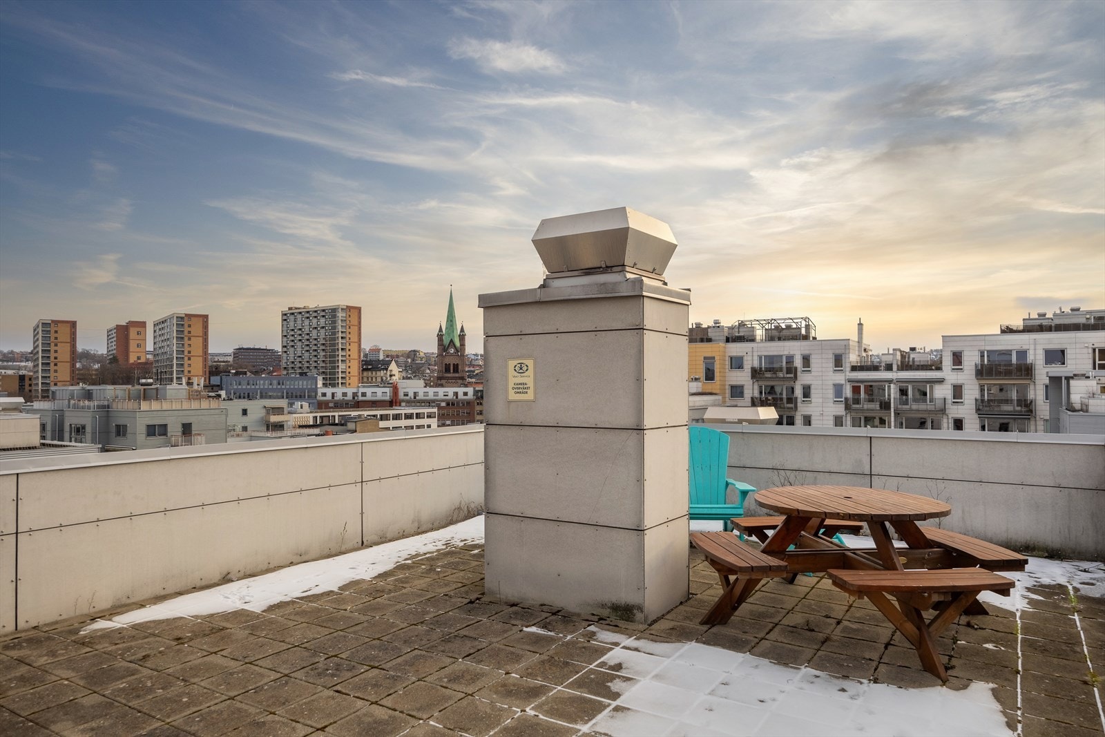 Felles takterrasse med gode solforhold og hyggelige soner for både avslapning og sosialt samvær - et flott supplement til leiligheten Galleribilde