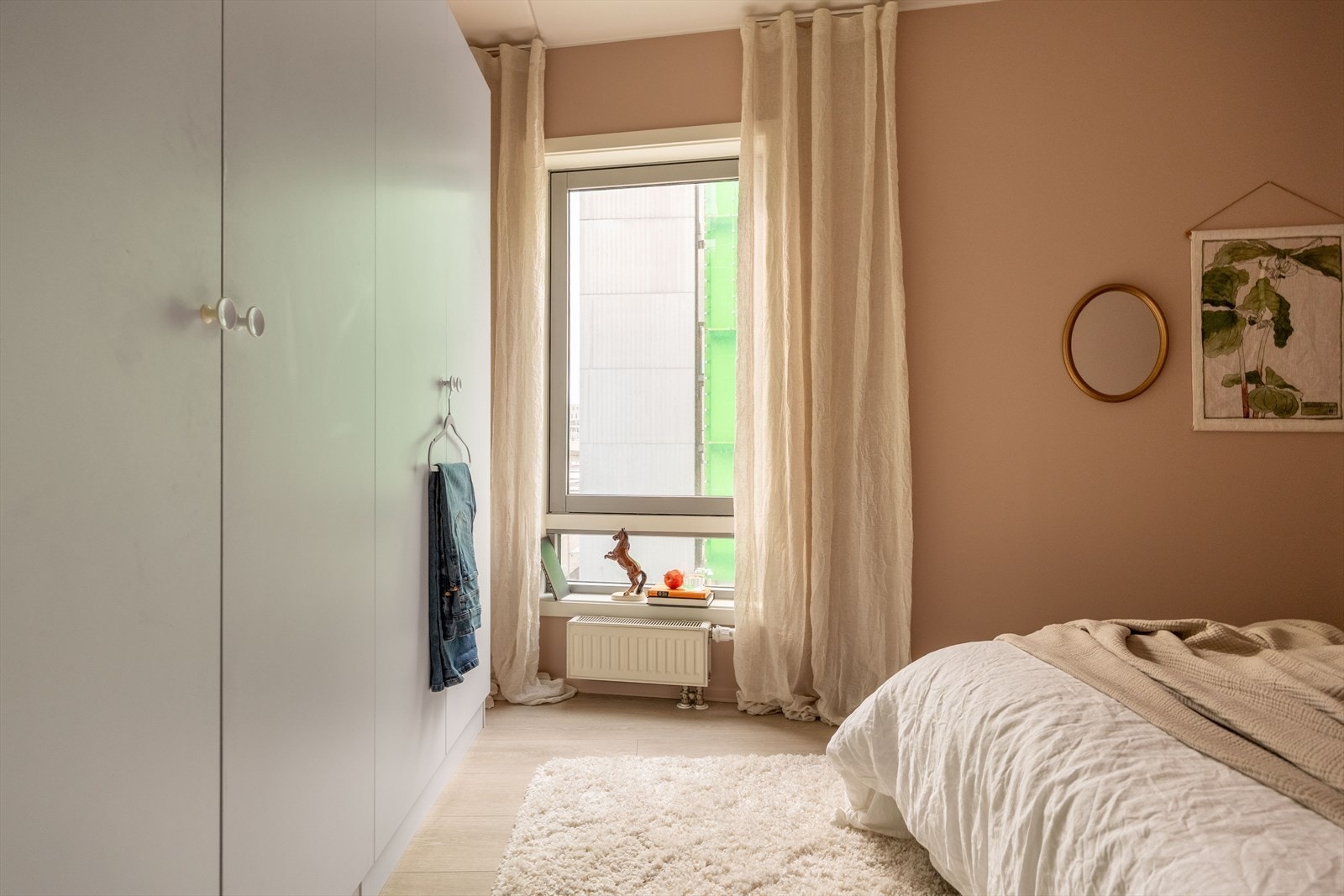 Leiligheten varmes opp via radiatorer tilknyttet fjernvarme som er inkludert i felleskostnadene Galleribilde