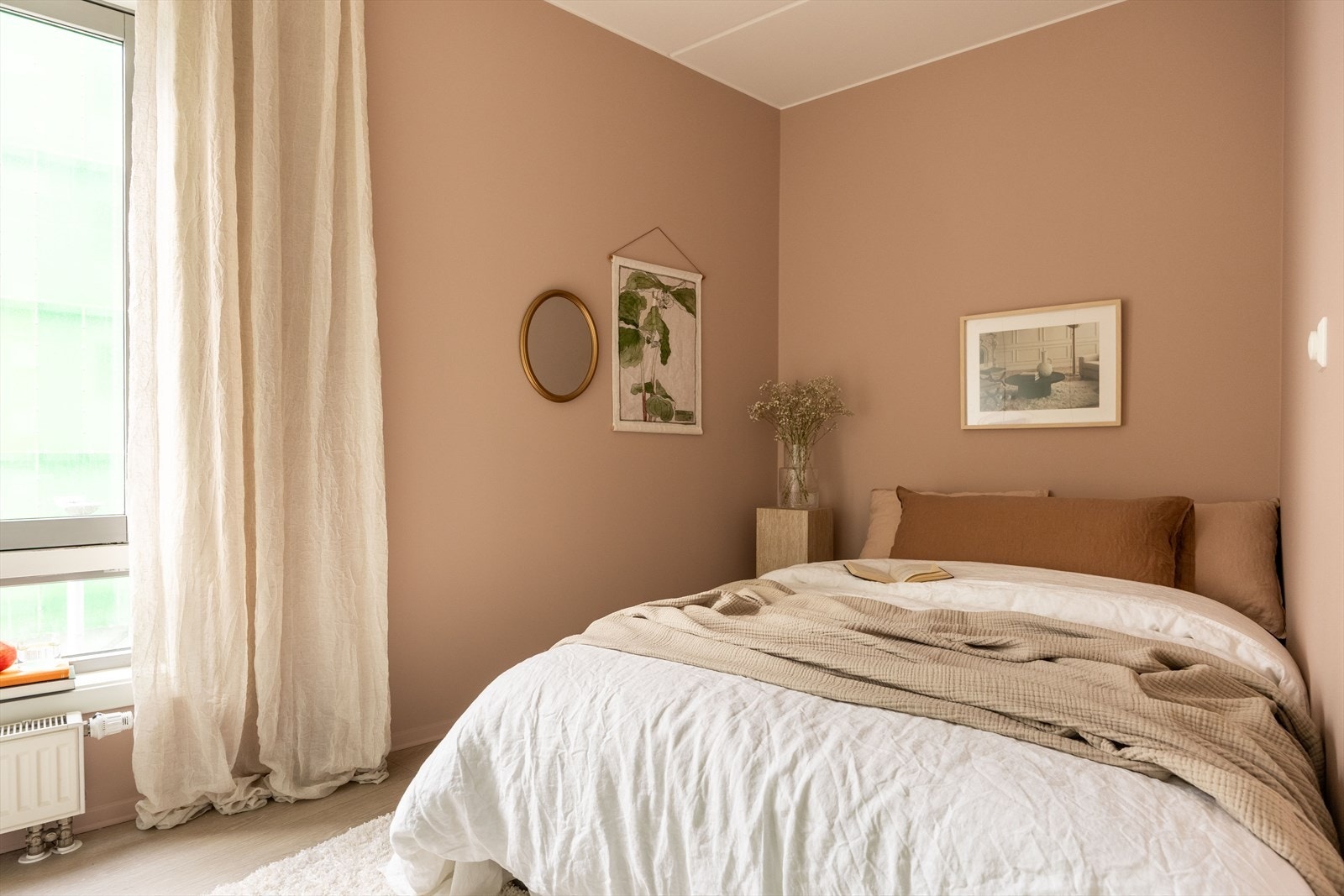 Lunt og pent soverom malt i en nydelig, harmonisk fargetone som skaper en rolig og behagelig atmosfære Galleribilde