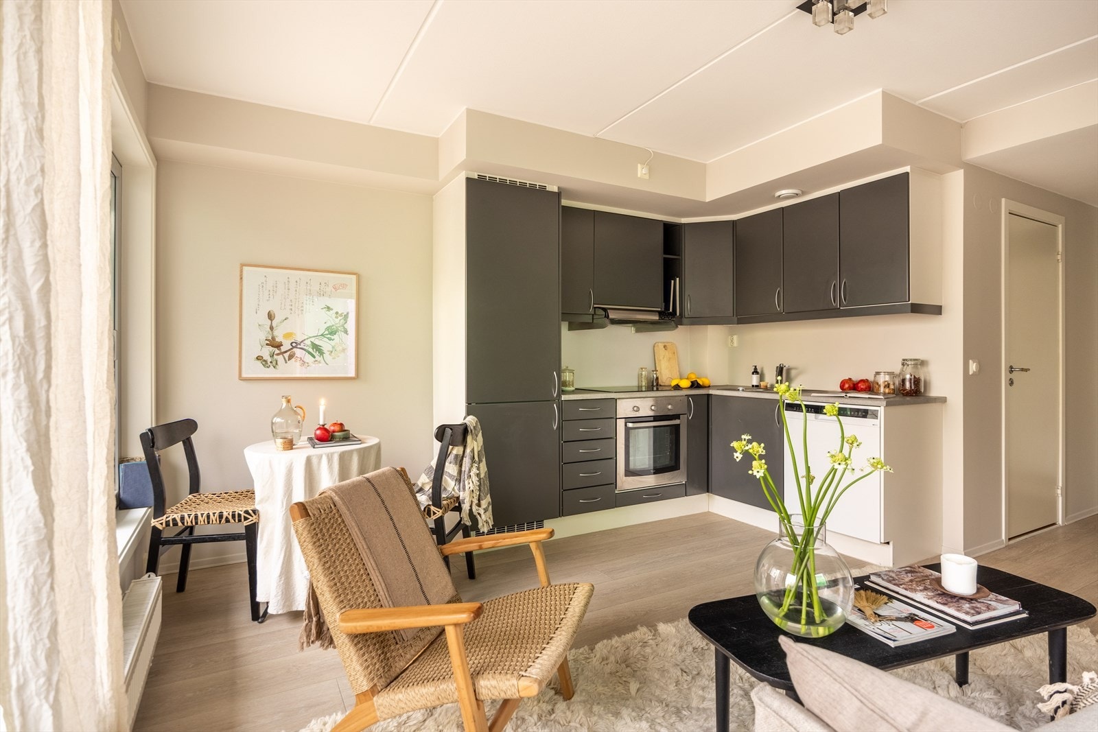 Leiligheten har en smart og arealeffektiv planløsning med åpen stue- og kjøkkenløsning Galleribilde