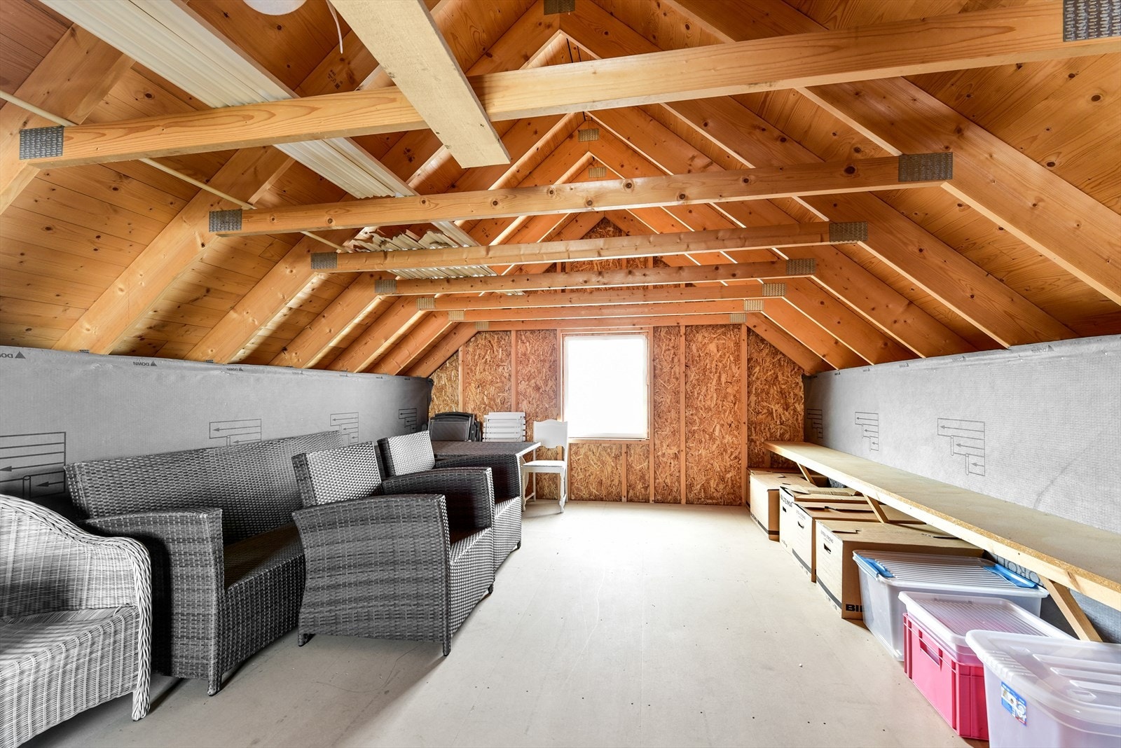 Et stort loft over garasjen gir et betydelig lagringspotensial. Galleribilde