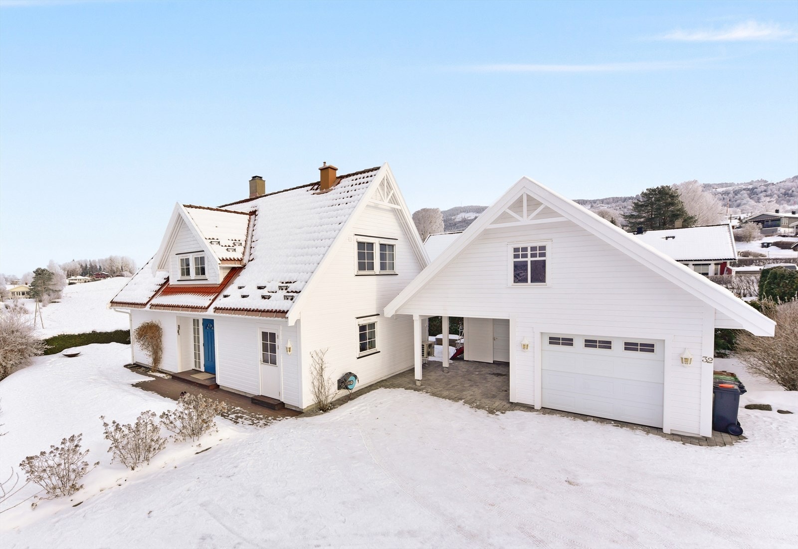 Den romslige gårdsplassen gir enkel adkomst også på vinterstid. Galleribilde