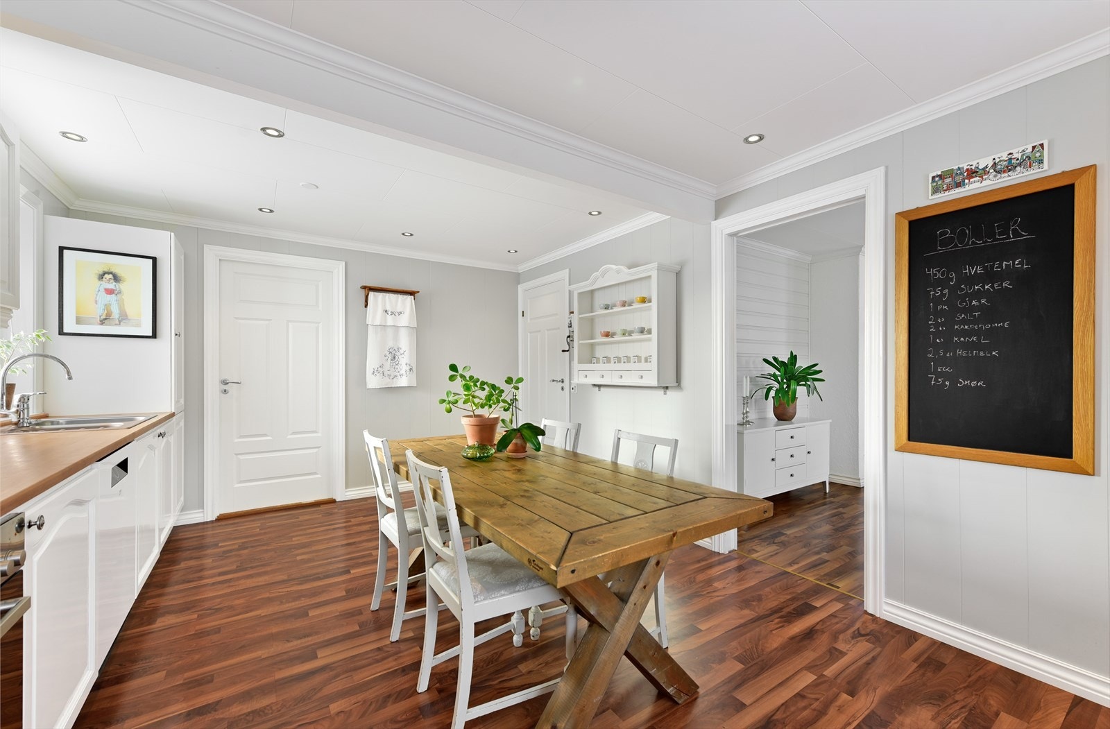 Rommet har god plass til en hyggelig spiseplass for hele familien. Galleribilde