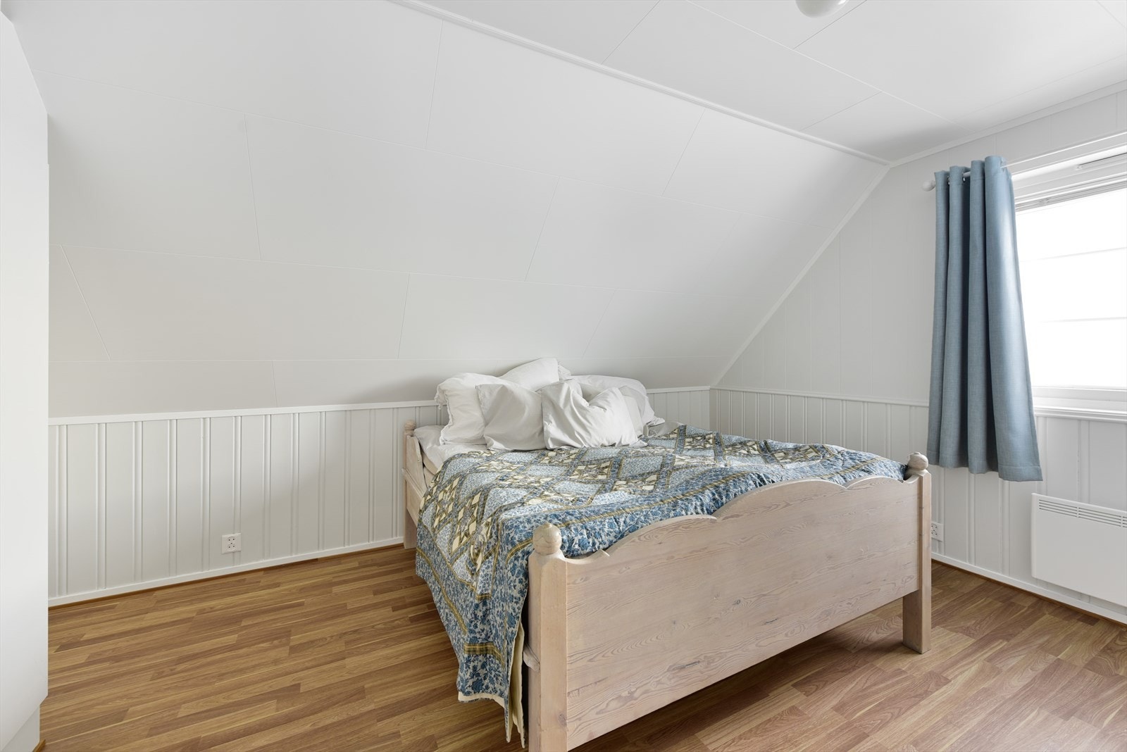 Et av soverommene, med god plass til dobbeltseng. Galleribilde