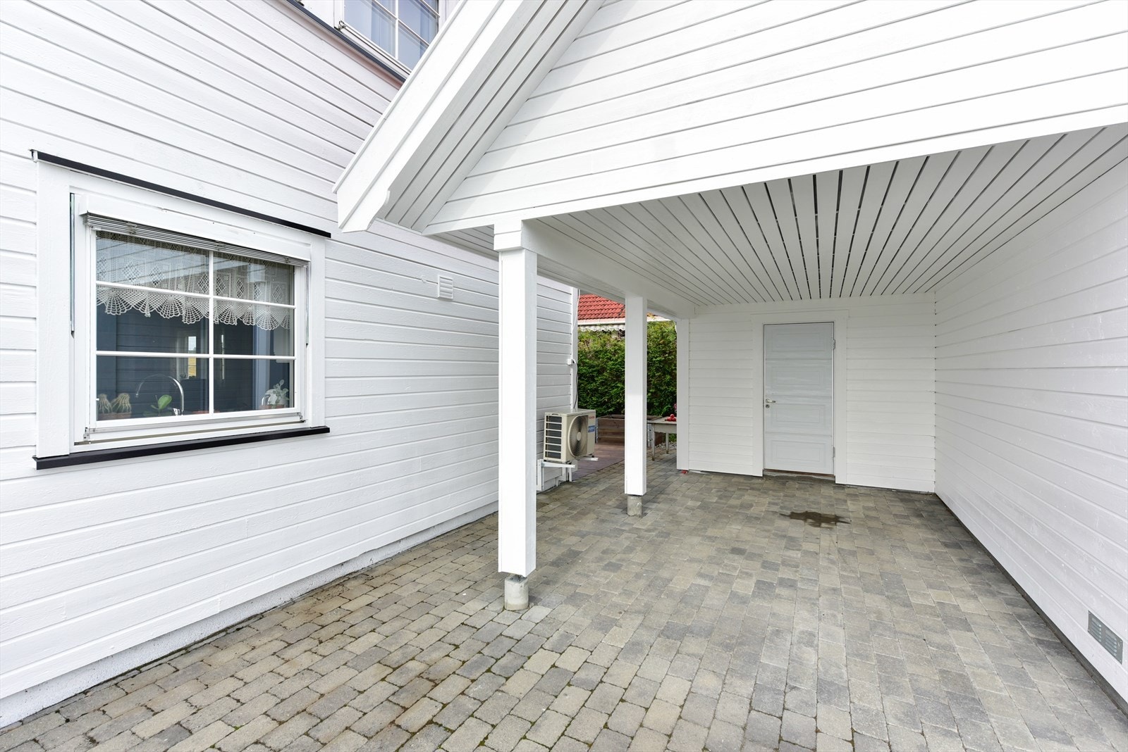 Carporten gir en praktisk, overbygget parkeringsplass. Galleribilde