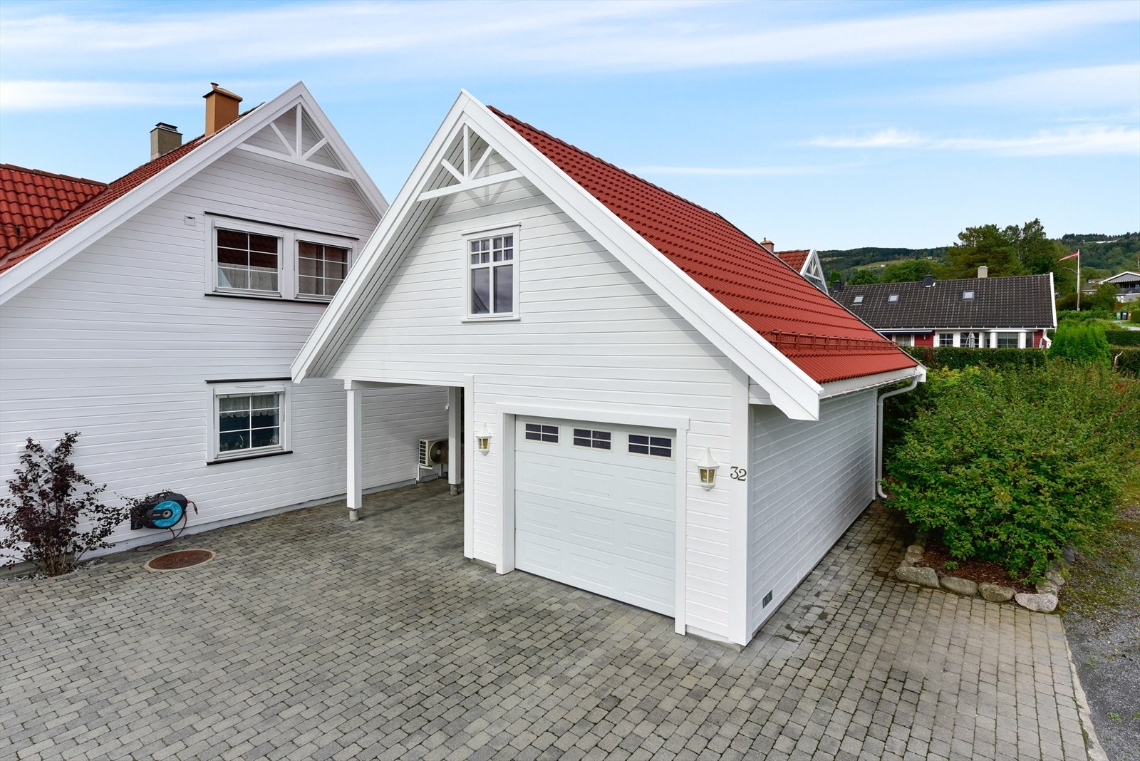 Garasjen ble oppført i 2013 og matcher boligens stil. Galleribilde