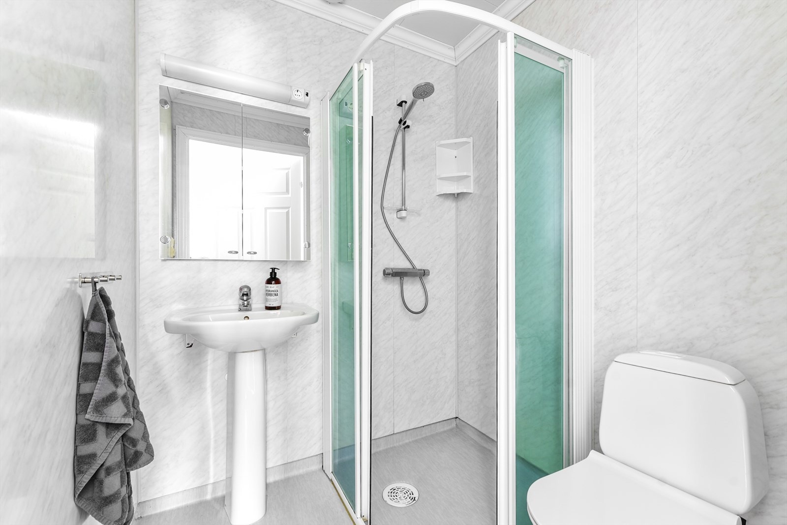 Funksjonelt bad i første etasje med dusjnisje, servant og toalett. Galleribilde