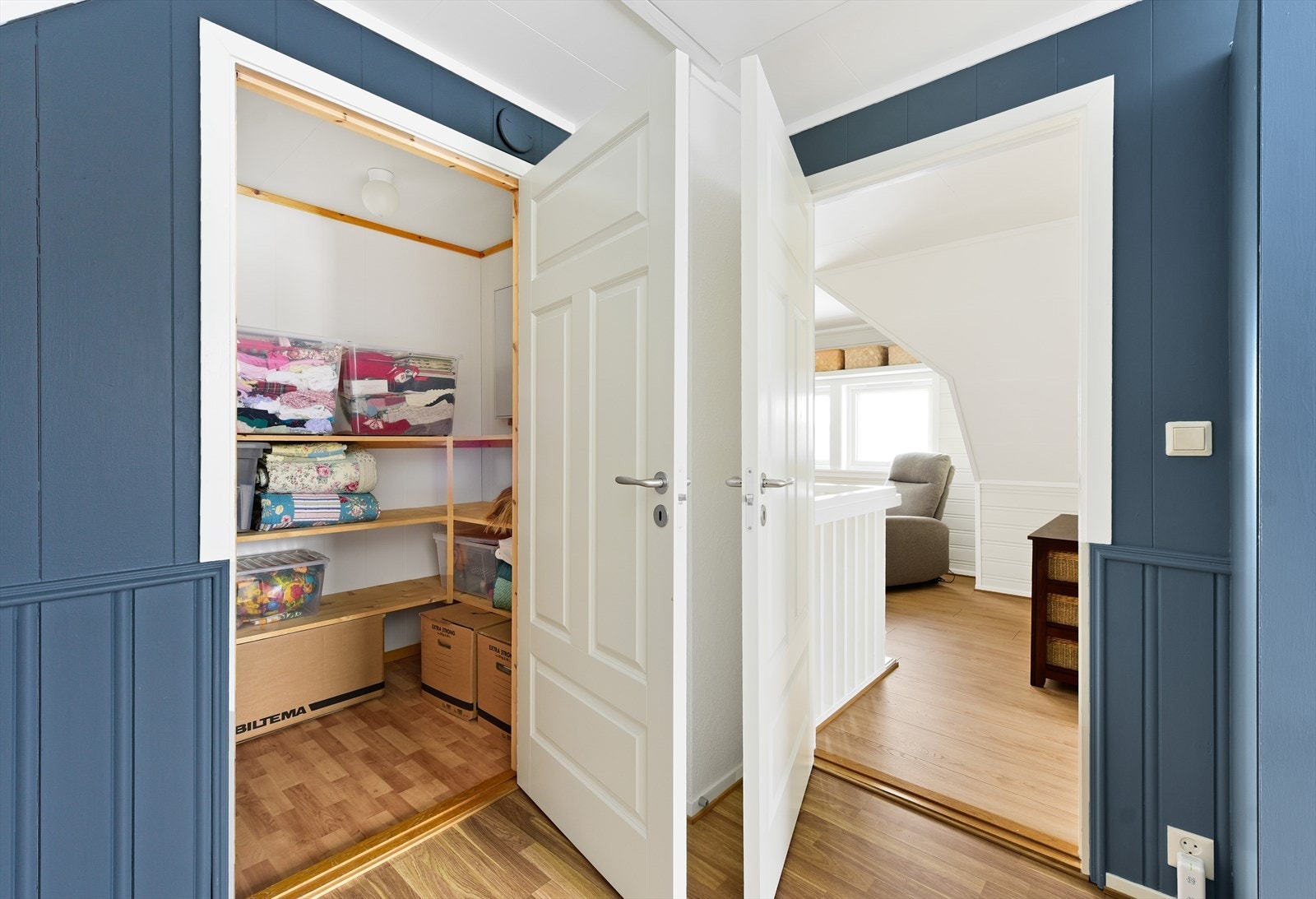 En innvendig bod i loftsetasjen gir ekstra, praktisk lagringsplass. Galleribilde