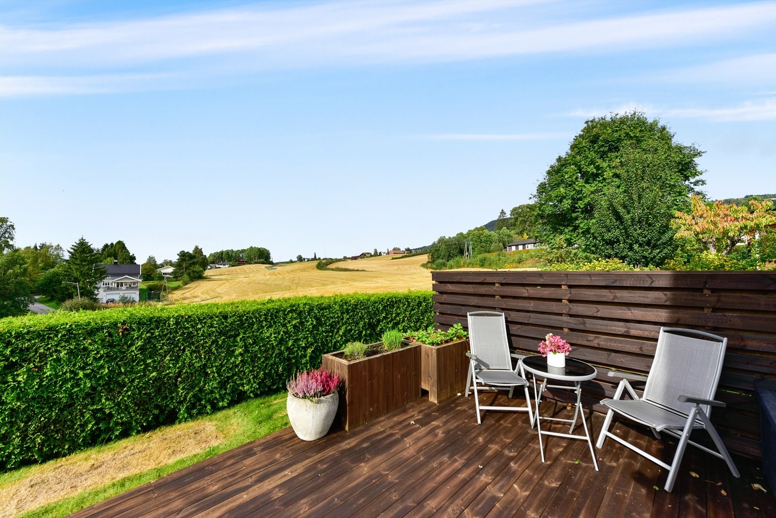 Uteplassen er skjermet og gir en fin utsikt over det omkringliggende kulturlandskapet. Galleribilde