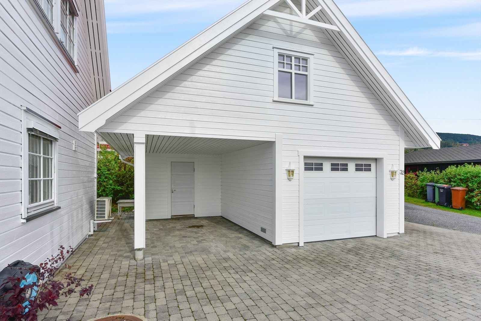 Garasjen har innlagt strøm og leddport med portåpner. Galleribilde