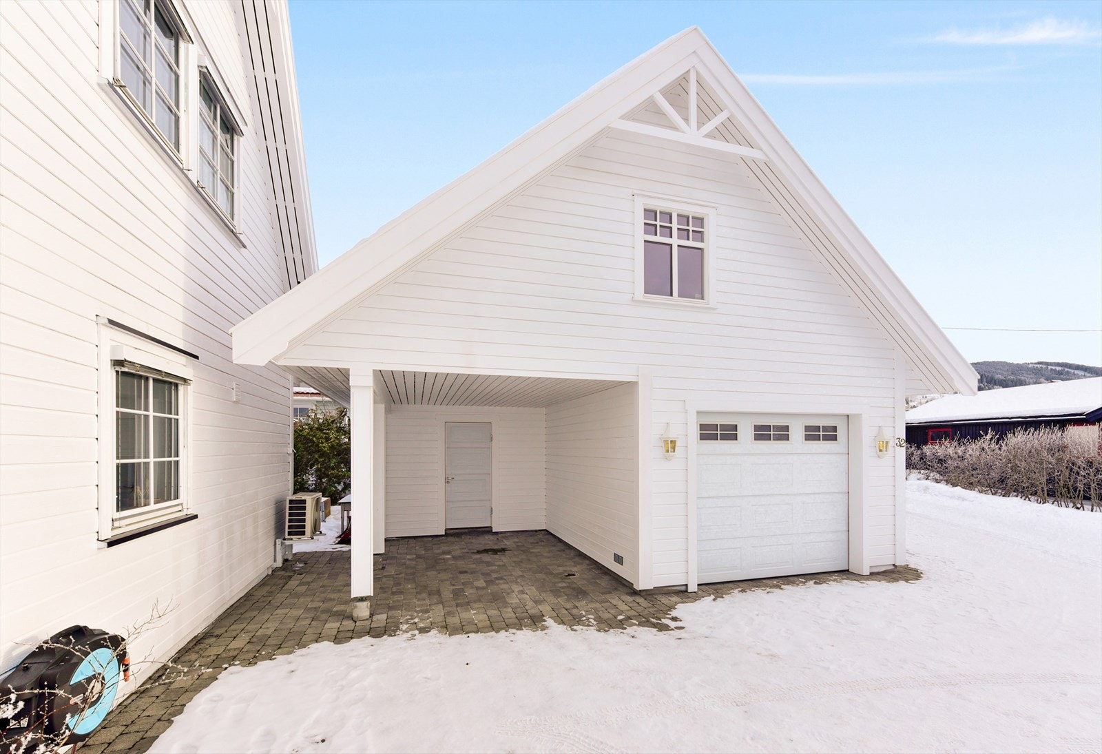 Garasjen og carporten er spesielt praktisk under norske vintre. Galleribilde