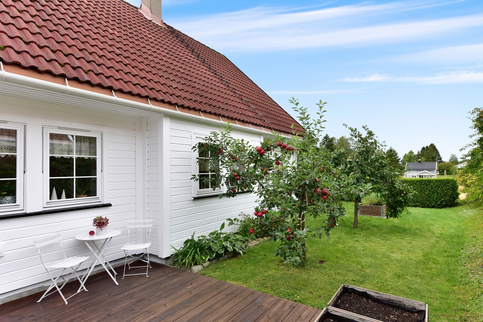 Den frodige og lettstelte hagen byr på beplantning og diverse frukttrær. Galleribilde