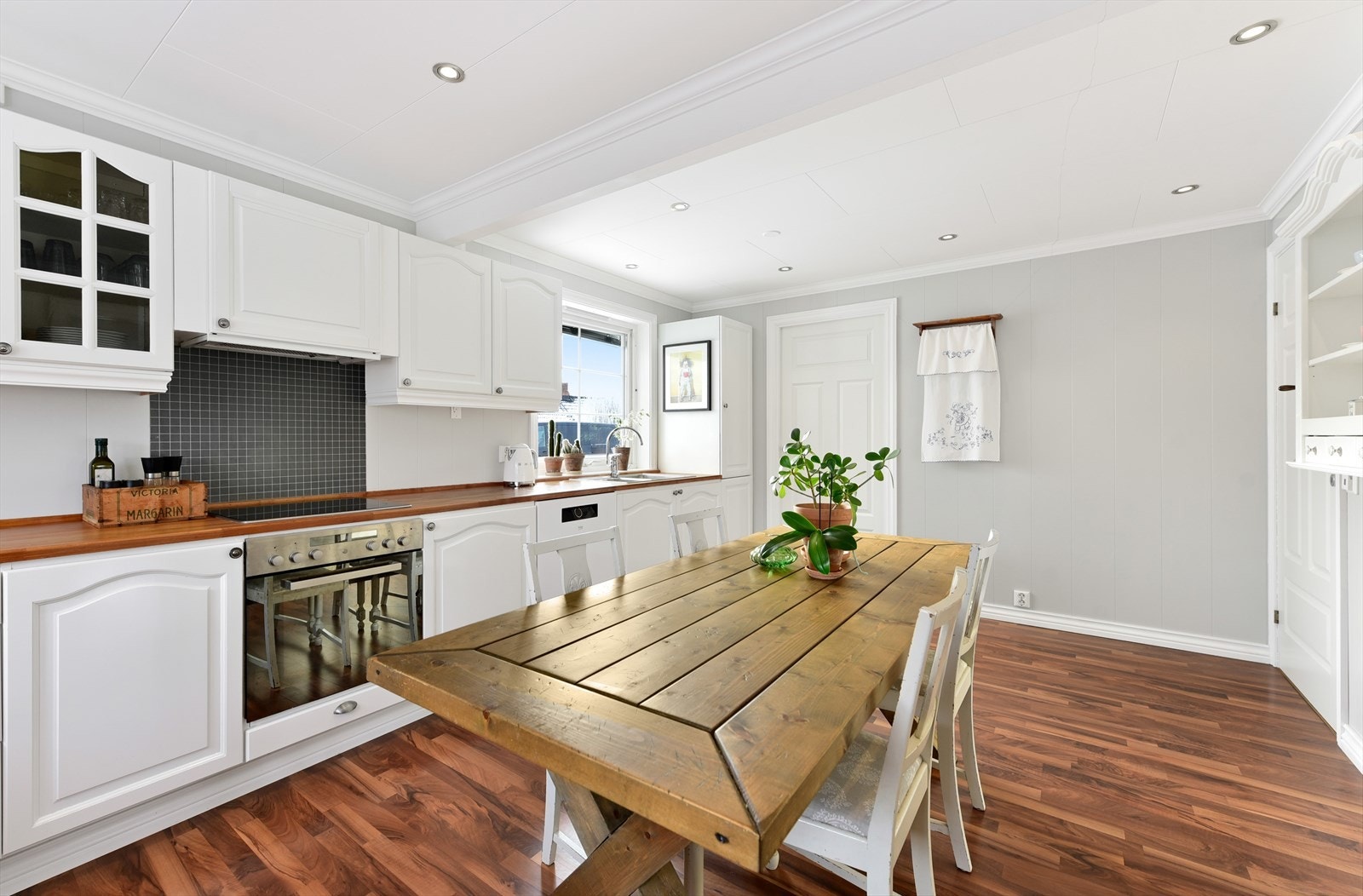 Innredningen har integrert stekeovn, platetopp og en solid benkeplate i tre. Galleribilde