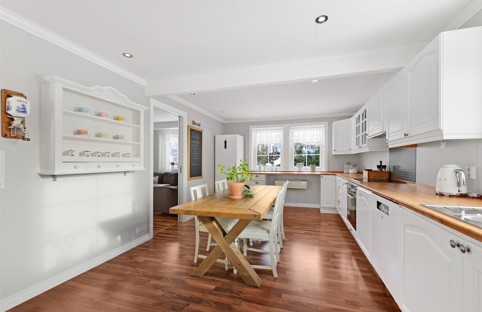 Kjøkkenet ble renovert i 2015 og har en tidløs innredning med profilerte fronter. Galleribilde