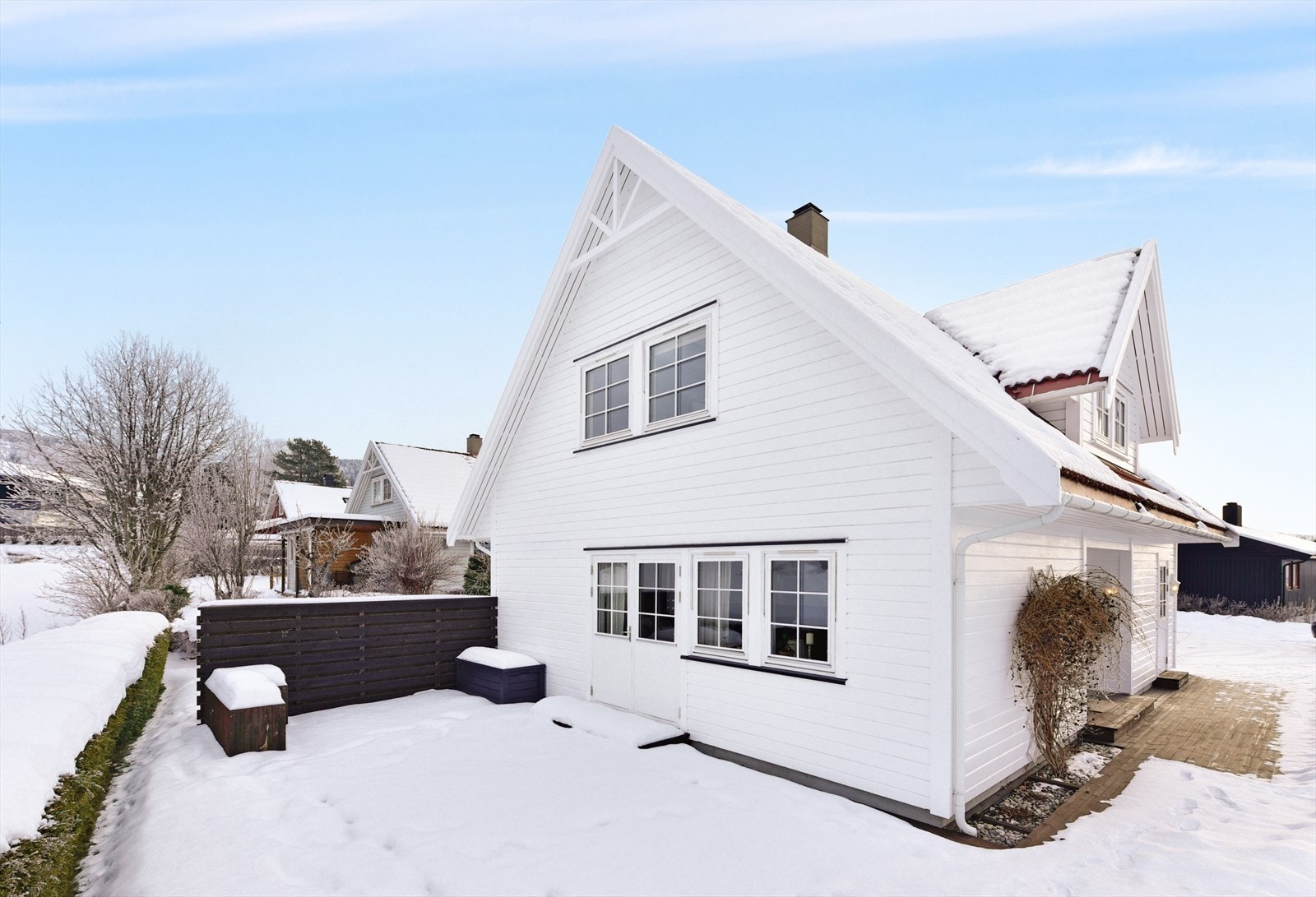 Boligen ligger i et etablert og rolig boligområde. Galleribilde