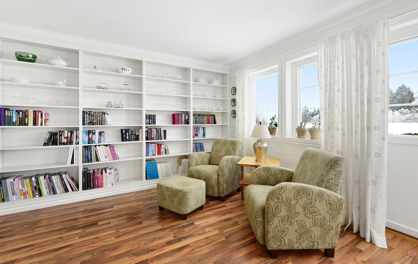 Den plassbygde bokhyllen gir rikelig med oppbevaring og karakter til rommet. Galleribilde