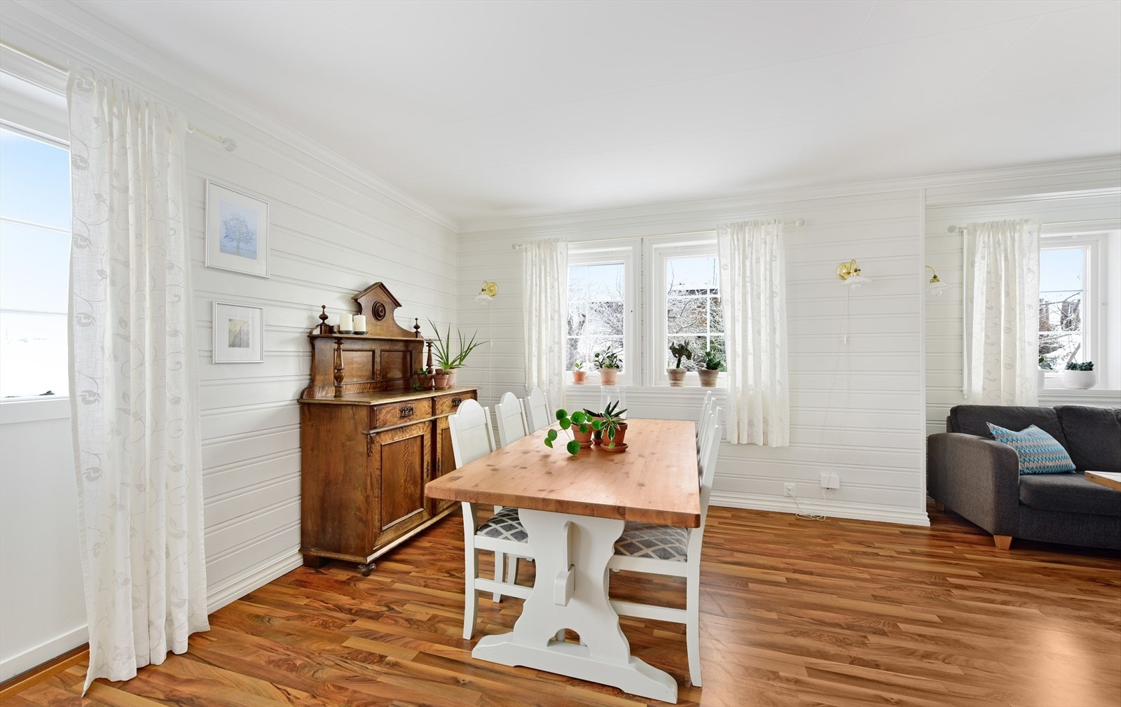 Fra stuen er det utgang til den store terrassen via en tofløyet dør. Galleribilde