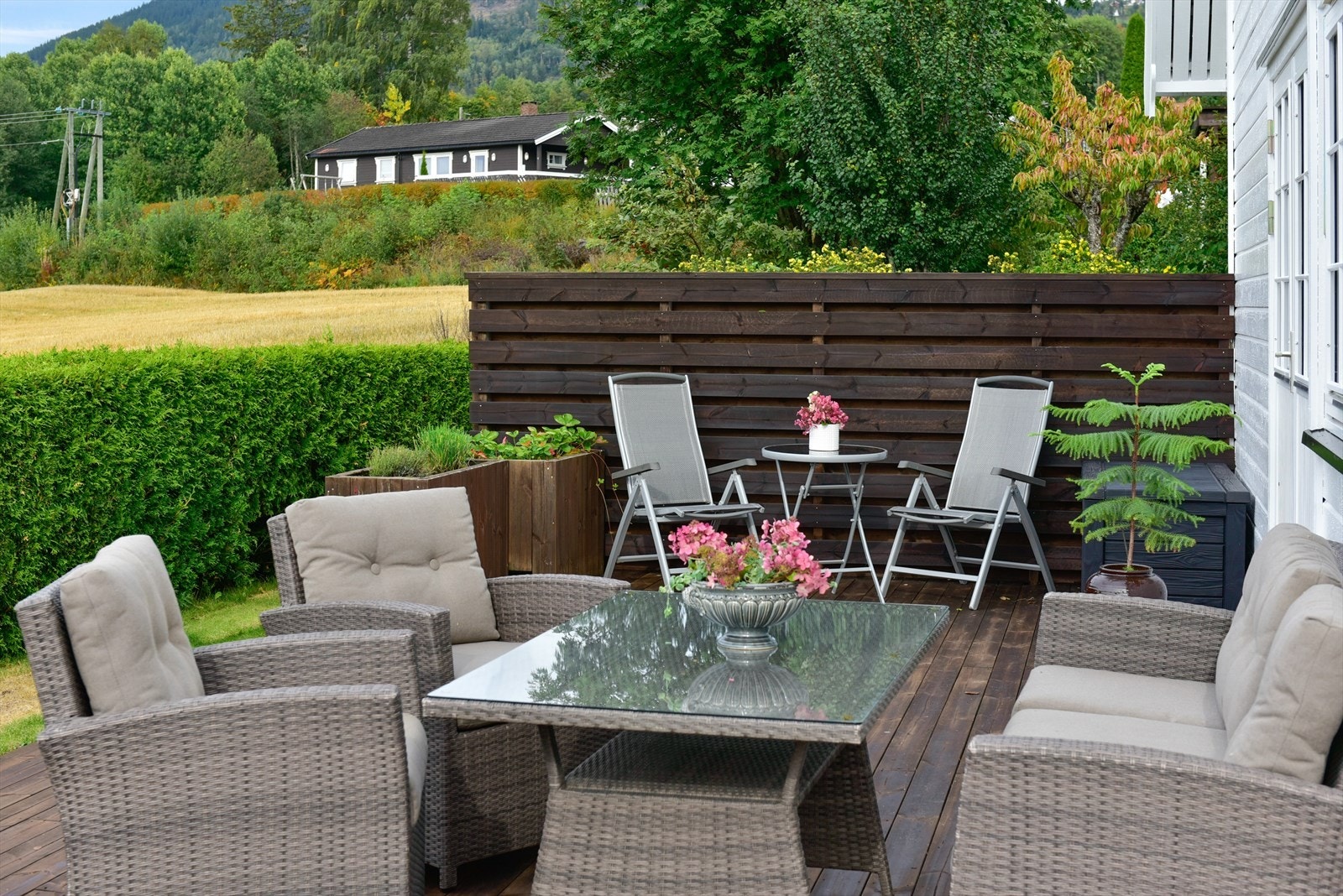 Her er det rikelig med plass for flere sittegrupper og utendørs hygge. Galleribilde