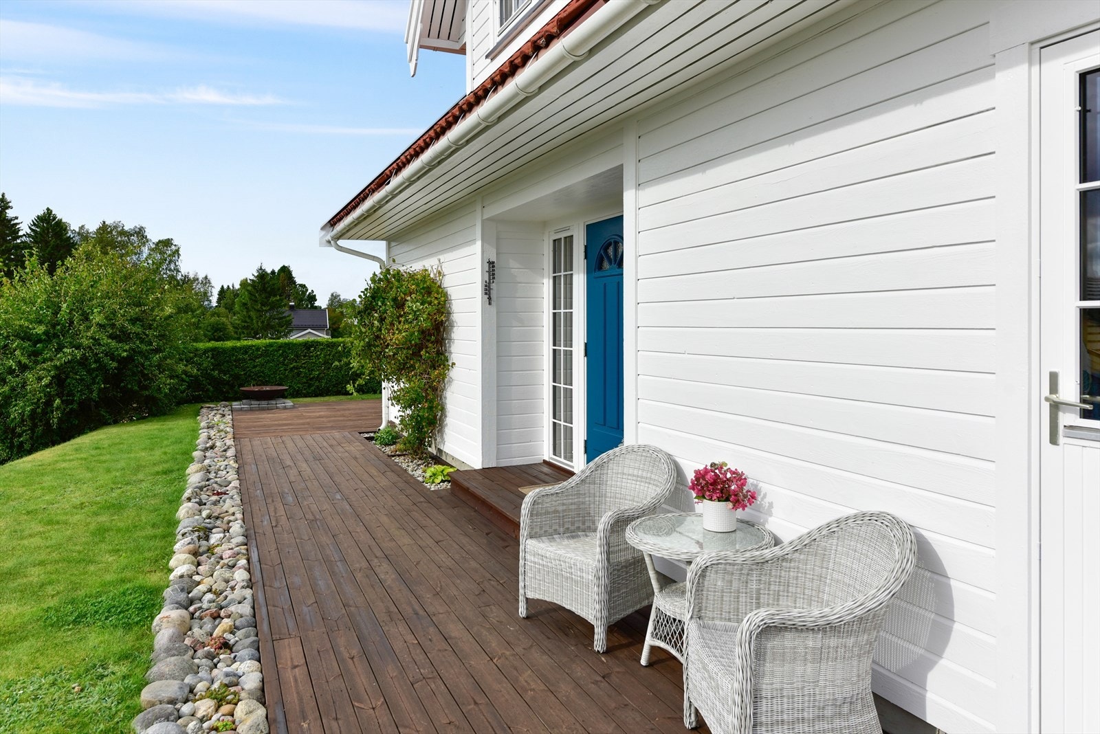 En treplatting leder langs husveggen og binder uteområdene sammen. Galleribilde