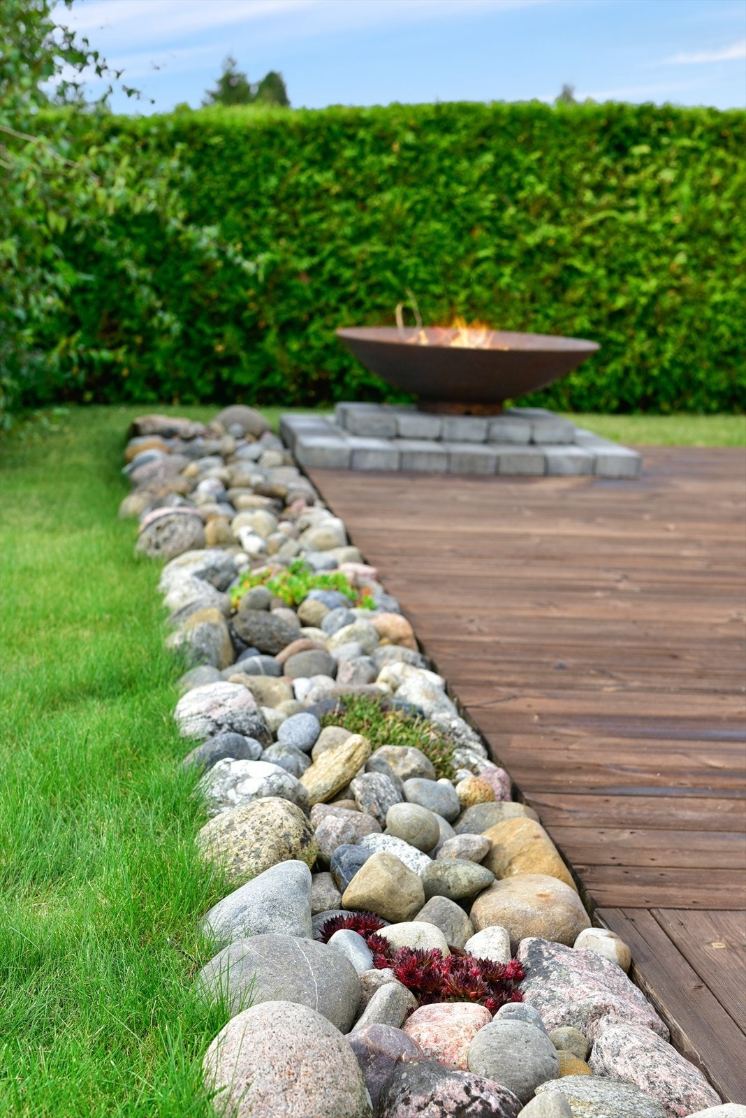 En hyggelig og skjermet uteplass med ildsted. Galleribilde