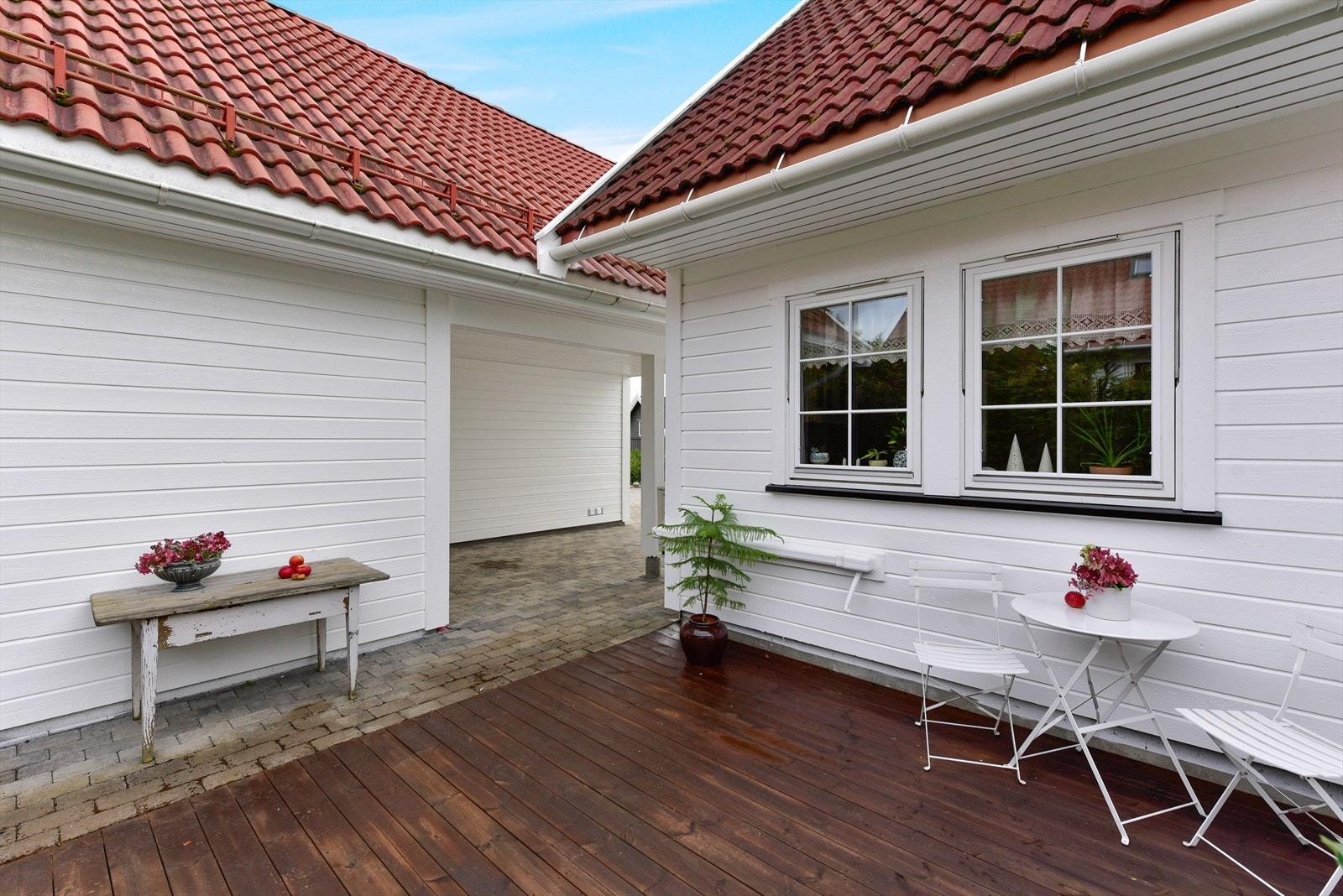 Boligen har en klassisk stil med saltak og liggende bordkledning. Galleribilde