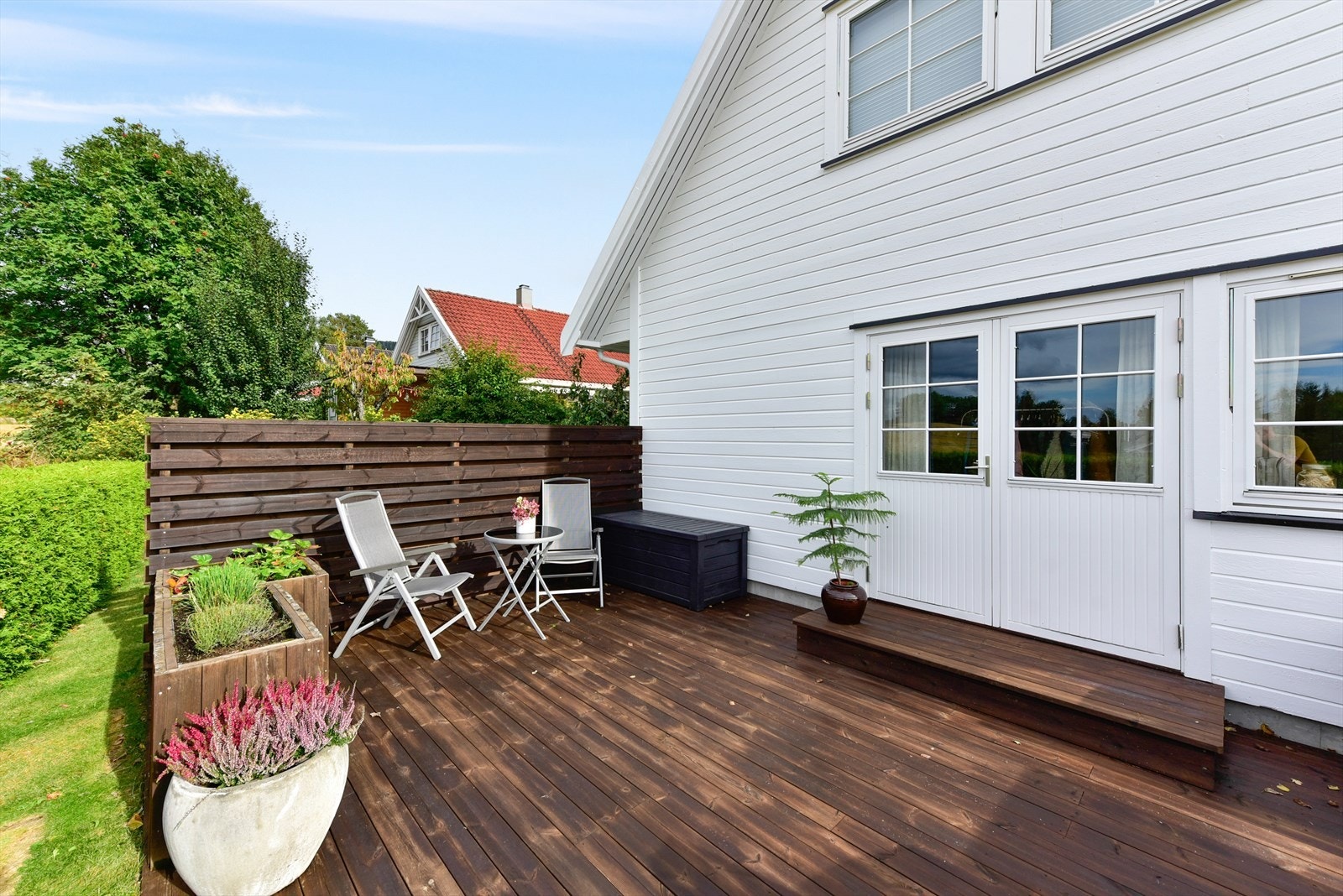 Den tofløyede terrassedøren binder stuen og uteplassen sømløst sammen. Galleribilde