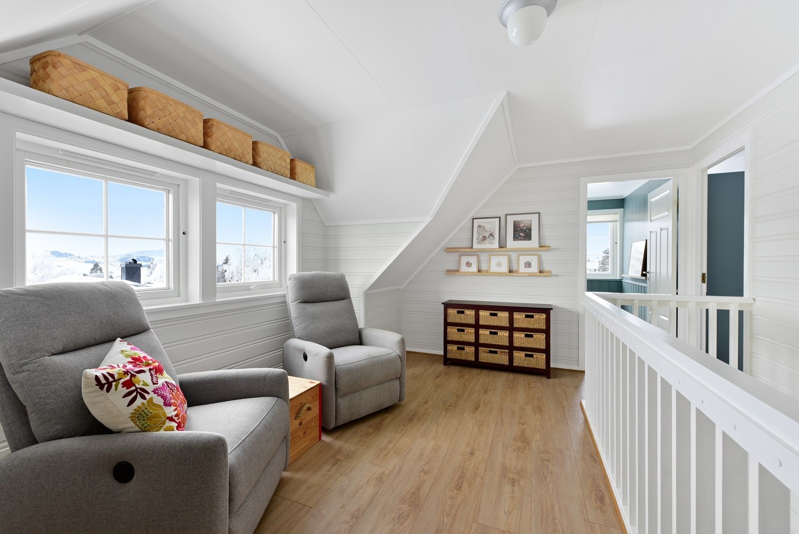 Gulvet i loftstuen og på soverommene ble fornyet i 2021/2022. Galleribilde