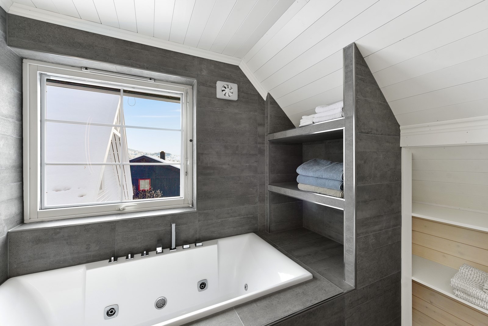 Her kan du nyte et avslappende bad i badekaret. Galleribilde