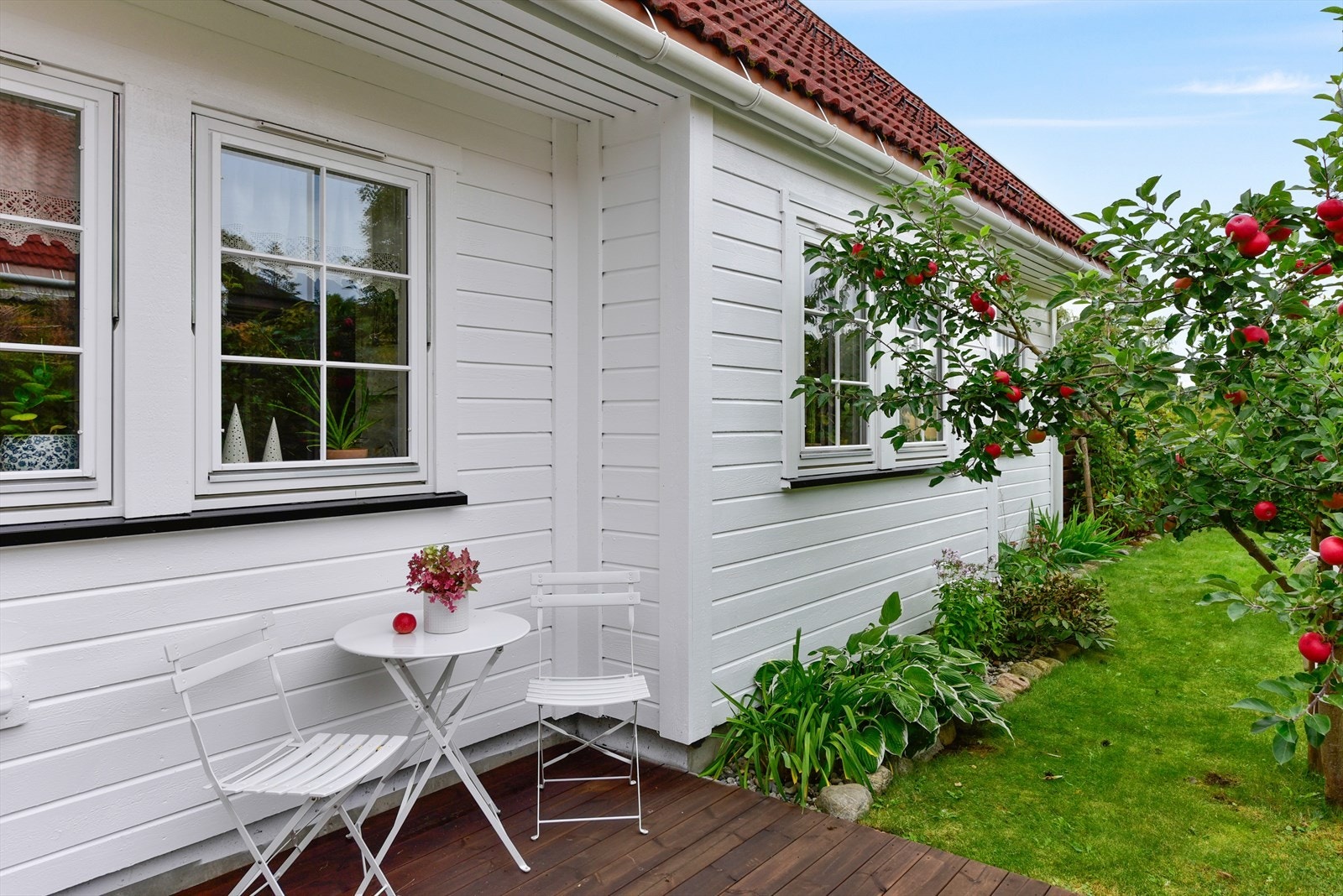 Hagen er pent opparbeidet med plen og beplantning. Galleribilde