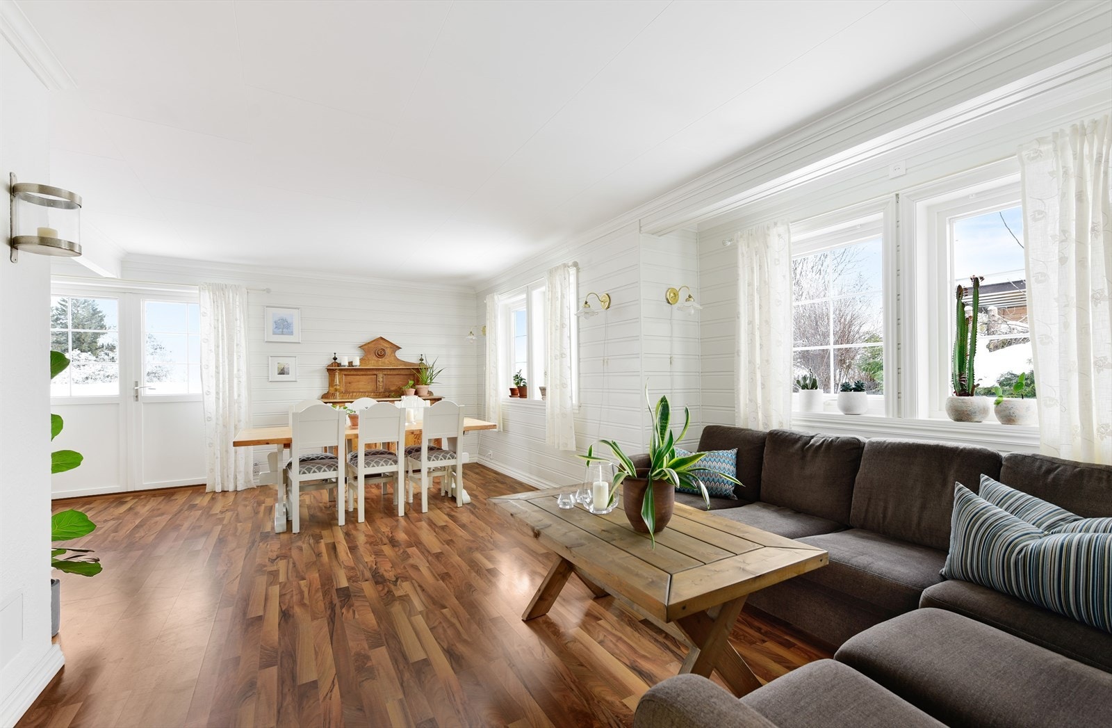 De store vindusflatene gir rikelig med lys, og gulvvarme i hele etasjen sørger for komforten. Galleribilde