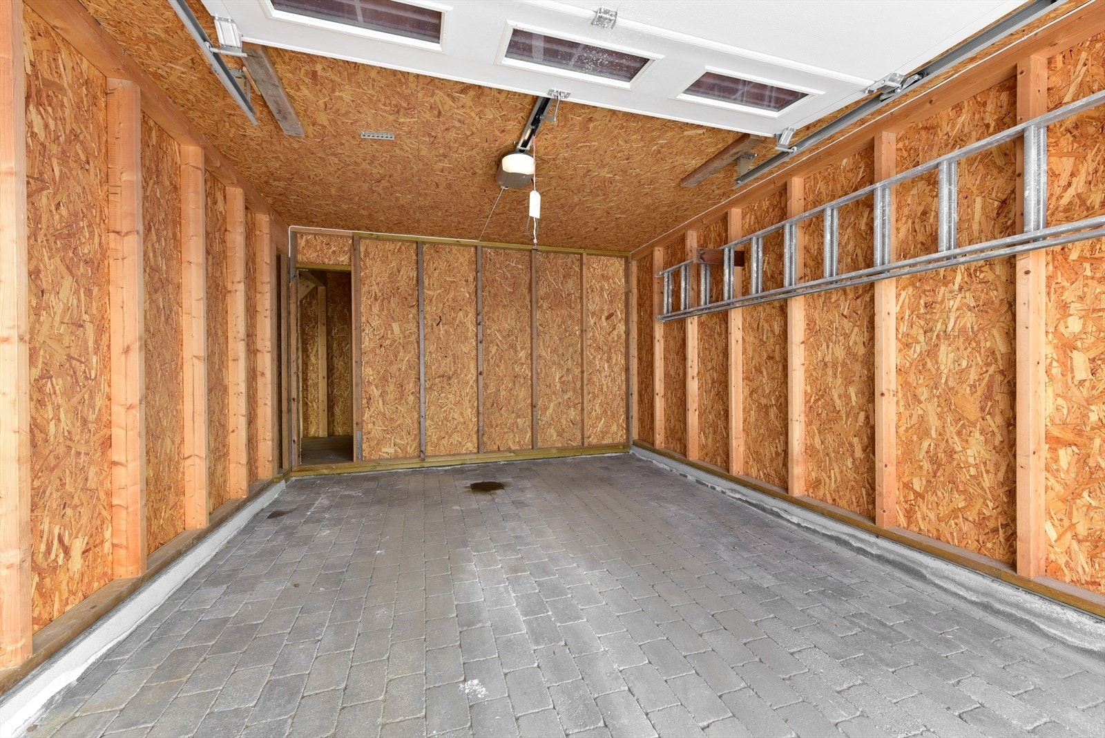 Innvendig er garasjen romslig med god plass til bil og oppbevaring. Galleribilde