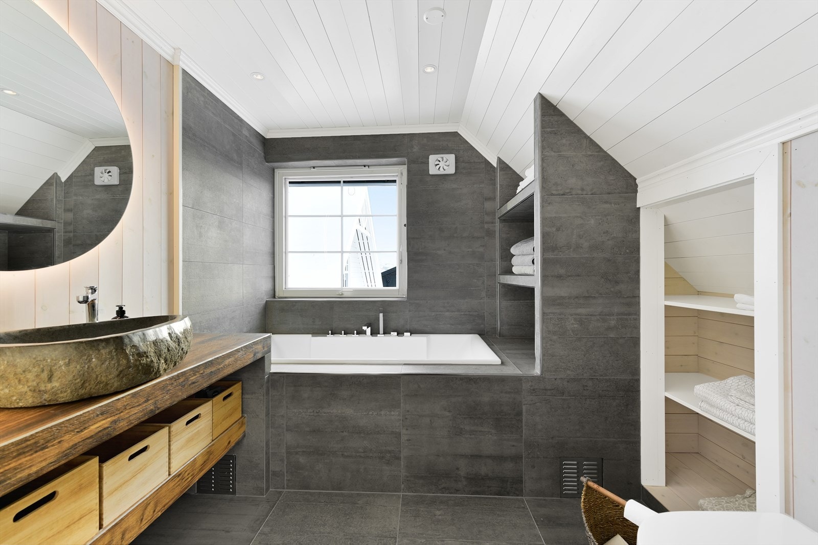 Rommet har gulvvarme og en elektrisk avtrekksvifte for et behagelig inneklima. Galleribilde