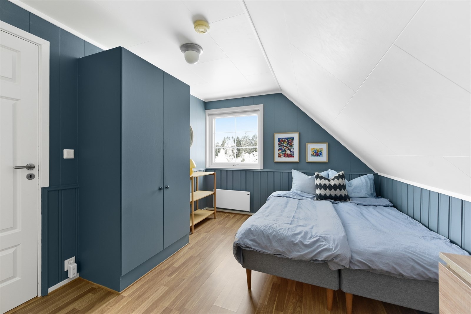 Boligens tre soverom er samlet i andre etasje, alle med garderobeskap. Galleribilde