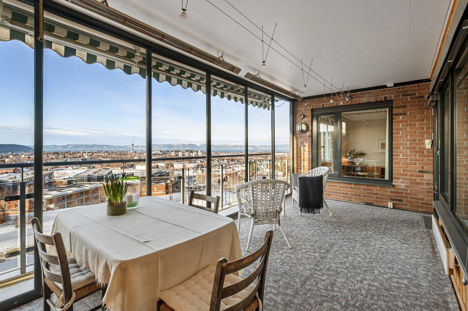 Dette gjør at balkongen kan brukes som en utvidelse av stuen, med mulighet for flere bruksdager i året. Galleribilde