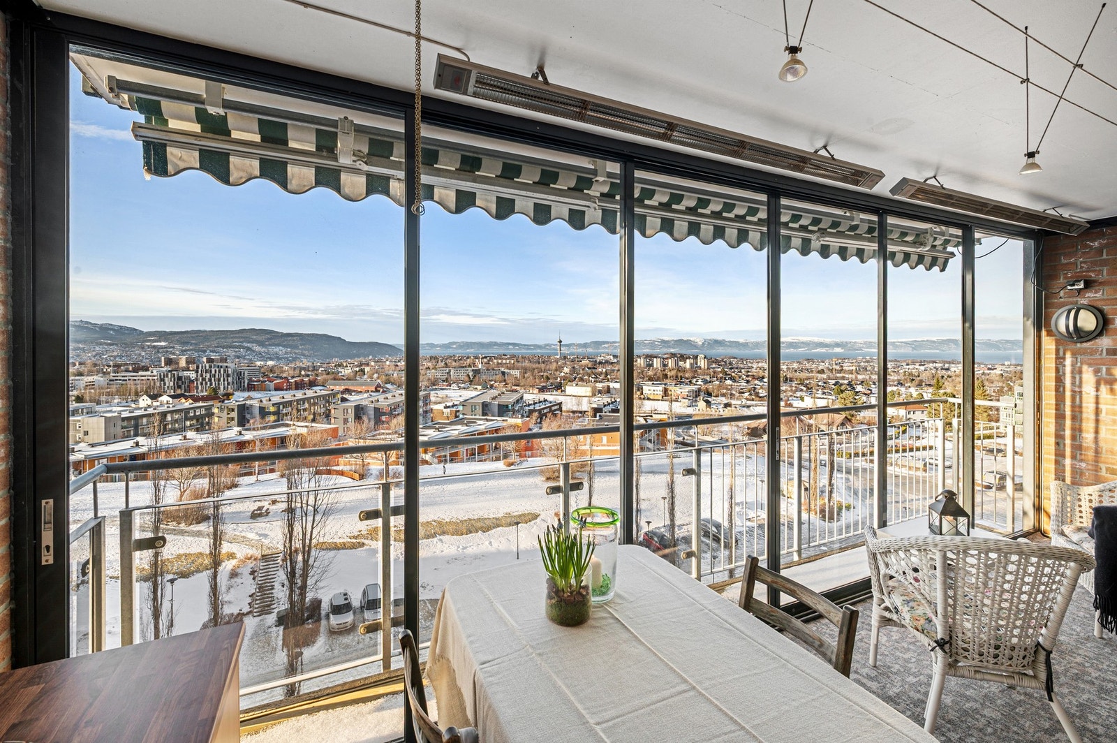 Her er det montert varmelamper som gir en lun og god atmosfære. Galleribilde