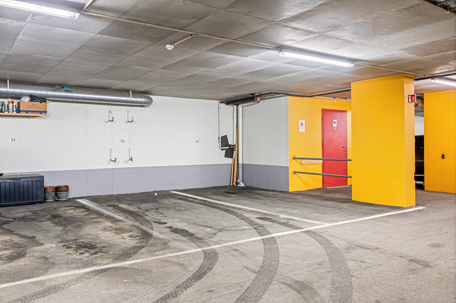 Det er heis i bygget, ned til fast parkeringsplass i felles garasjekjeller, som er video-overvåket. Galleribilde