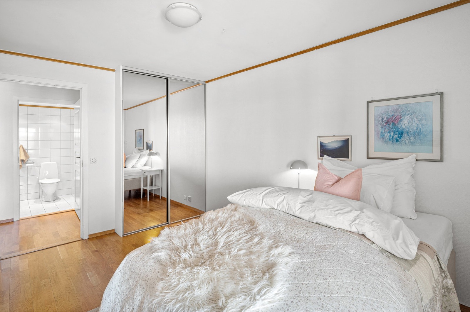 Innredet med skyvedørsgarderobe. Galleribilde