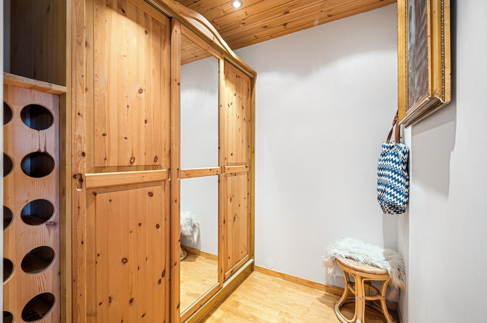 Innvendig bod bruks som garderoberom. I tillegg er det en ekstern bod på 7 kvadratmeter, i fellesareal i samme etasje. Galleribilde