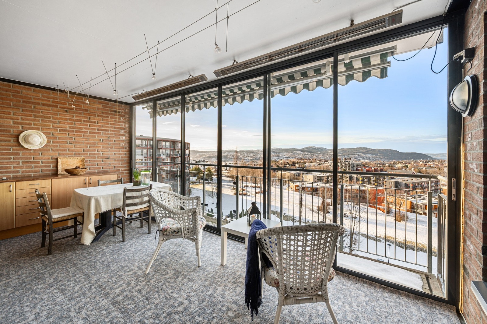 Stor solrik balkong på 16,6 kvadratmeter. Innglasset med skyvedører som kan åpnes. Galleribilde